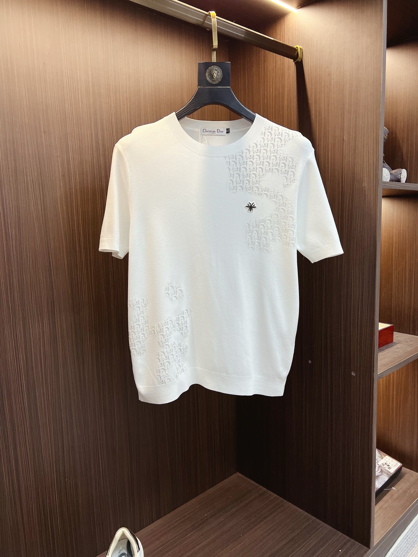 NO:936209,Dior 26 new spring and summer new products, the latest short-sleeved round neck T-shirt ~ High-end custom design, avant-garde and fashionable!  The brand embroidered letter logo is designed with heavy craftsmanship, high-end customized fabrics, soft to the touch and comfortable to wear. The imported high-end fabrics are very delicate in texture, with exquisite details and craftsmanship. Counter-level exquisite stitching, fine workmanship, and a highly moldable item can be matched with any fashion. The shape is super good and a must-have item for trendy men!  !  Color Black White Size M—3XL,, dior, dior, T-shirt, tees, t-shirt,19860909Dior 迪奥 26春夏新品最新款短袖圆领T恤～ 高端订制 设计前卫时尚！品牌刺绣字母logo重工艺设计,高端定制面料,手感柔软,穿着舒适,客供进口高档面料质感非常细腻,细节工艺精湛考究,专柜级别精致车线,做工精细,塑造性极高的一款单品,任何时装都可以搭配,版型超级好 潮男必备单品！！ 颜色黑色 白色 尺码M—3XL,,dior,dior,T-shirt,tees，t-shirt,,Men's clothing