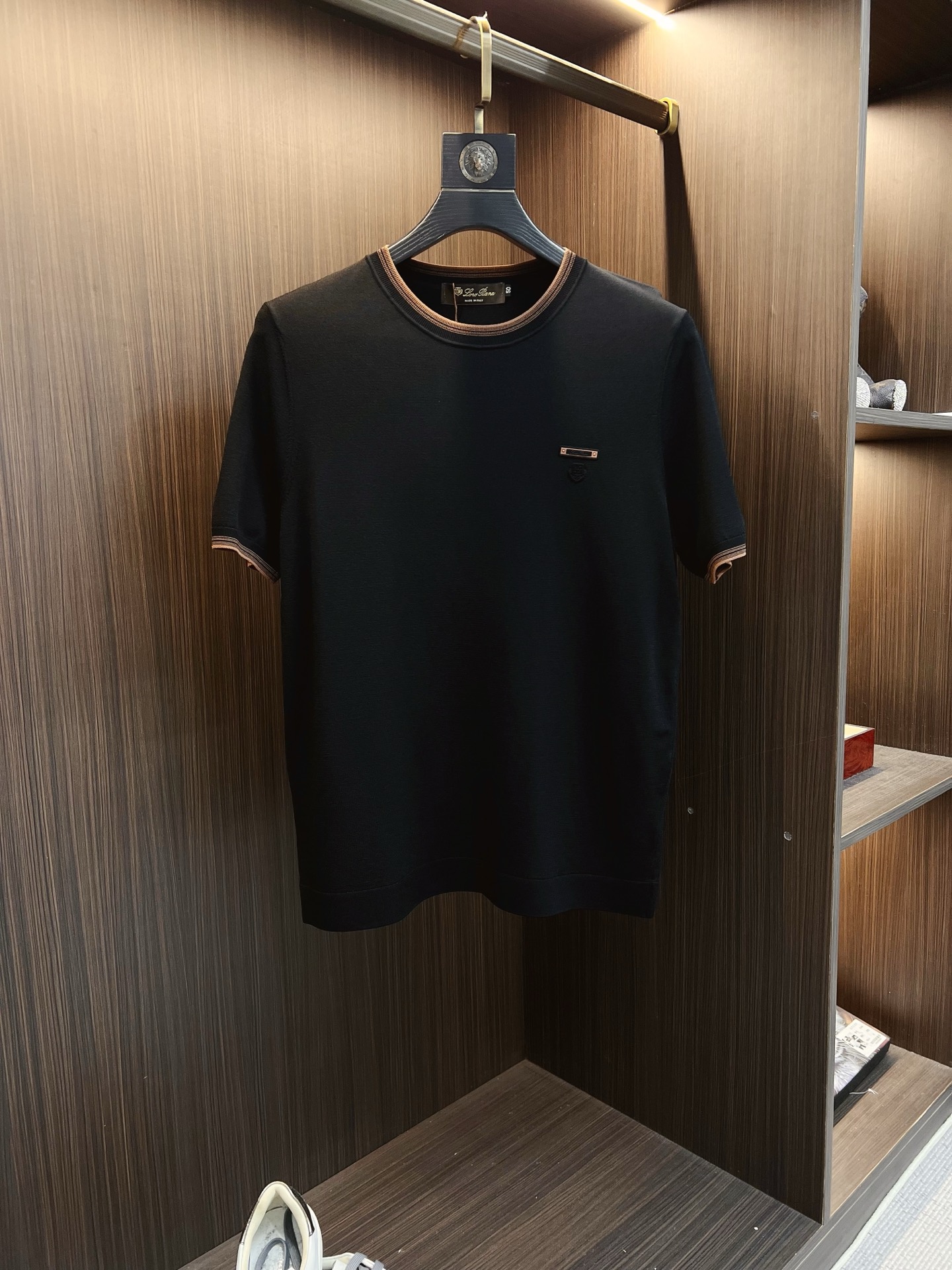 NO:936206,Givenchy's 26 spring and summer new products, the latest short-sleeved round neck T-shirt ~ High-end customization, avant-garde and fashionable design!  The brand embroidered letter logo is designed with heavy craftsmanship, high-end customized fabrics, soft to the touch and comfortable to wear. The imported high-end fabrics are very delicate in texture, with exquisite details and craftsmanship. Counter-level exquisite stitching, fine workmanship, and a highly moldable item can be matched with any fashion. The shape is super good and a must-have item for trendy men!  !  Color Black White Size M—3XL,,givenchy,T-shirt,tees,t-shirt,19860909纪梵希 26春夏新品最新款短袖圆领T恤～ 高端订制 设计前卫时尚！品牌刺绣字母logo重工艺设计,高端定制面料,手感柔软,穿着舒适,客供进口高档面料质感非常细腻,细节工艺精湛考究,专柜级别精致车线,做工精细,塑造性极高的一款单品,任何时装都可以搭配,版型超级好 潮男必备单品！！ 颜色黑色 白色 尺码M—3XL,,givenchy,T-shirt,tees，t-shirt,,Men's clothing