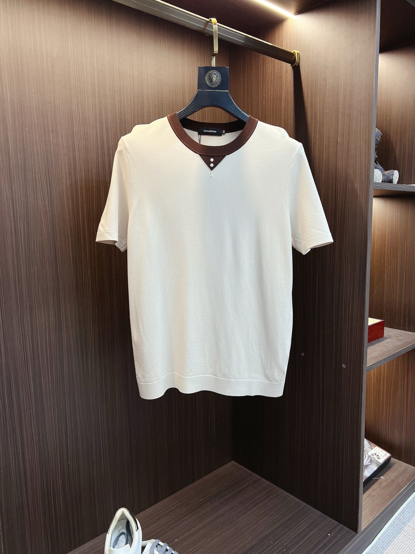 NO:936203,Ermenegildo Zegna's 26th spring and summer new product, the latest short-sleeved round neck T-shirt ~ High-end customization, avant-garde and fashionable design!  The brand embroidered letter logo is designed with heavy craftsmanship, high-end customized fabrics, soft to the touch and comfortable to wear. The imported high-end fabrics are very delicate in texture, with exquisite details and craftsmanship. Counter-level exquisite stitching, fine workmanship, and a highly moldable item can be matched with any fashion. The shape is super good and a must-have item for trendy men!  !  Color Black White Size M—3XL,,zegna,T-shirt,tees,t-shirt,19860909杰尼亚 26春夏新品最新款短袖圆领T恤～ 高端订制 设计前卫时尚！品牌刺绣字母logo重工艺设计,高端定制面料,手感柔软,穿着舒适,客供进口高档面料质感非常细腻,细节工艺精湛考究,专柜级别精致车线,做工精细,塑造性极高的一款单品,任何时装都可以搭配,版型超级好 潮男必备单品！！ 颜色黑色 白色 尺码M—3XL,,zegna,T-shirt,tees，t-shirt,,Men's clothing