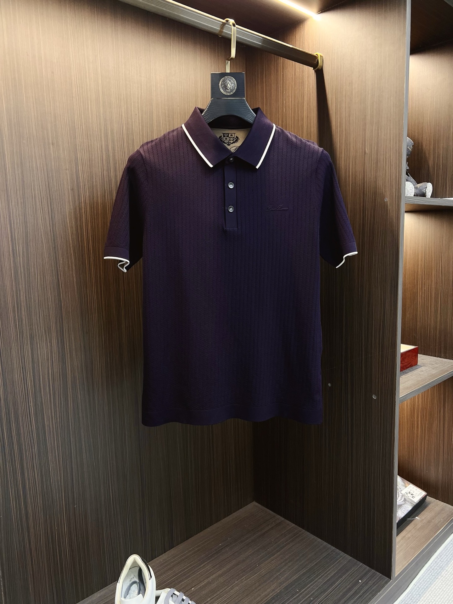 NO:936200,L's new spring and summer latest short-sleeved lapel T-shirt ~ High-end custom design, avant-garde and fashionable!  The brand embroidered letter logo is designed with heavy craftsmanship, high-end customized fabrics, soft to the touch and comfortable to wear. The imported high-end fabrics are very delicate in texture, with exquisite details and craftsmanship. Counter-level exquisite stitching, fine workmanship, and a highly moldable item can be matched with any fashion. The shape is super good and a must-have item for trendy men!  !  Color Black White Size M—3XL, T-shirt, tees, t-shirt,19860909L春夏新品最新款短袖翻领T恤～ 高端订制 设计前卫时尚！品牌刺绣字母logo重工艺设计,高端定制面料,手感柔软,穿着舒适,客供进口高档面料质感非常细腻,细节工艺精湛考究,专柜级别精致车线,做工精细,塑造性极高的一款单品,任何时装都可以搭配,版型超级好 潮男必备单品！！ 颜色黑色 白色 尺码M—3XL,,T-shirt,tees，t-shirt,,Men's clothing