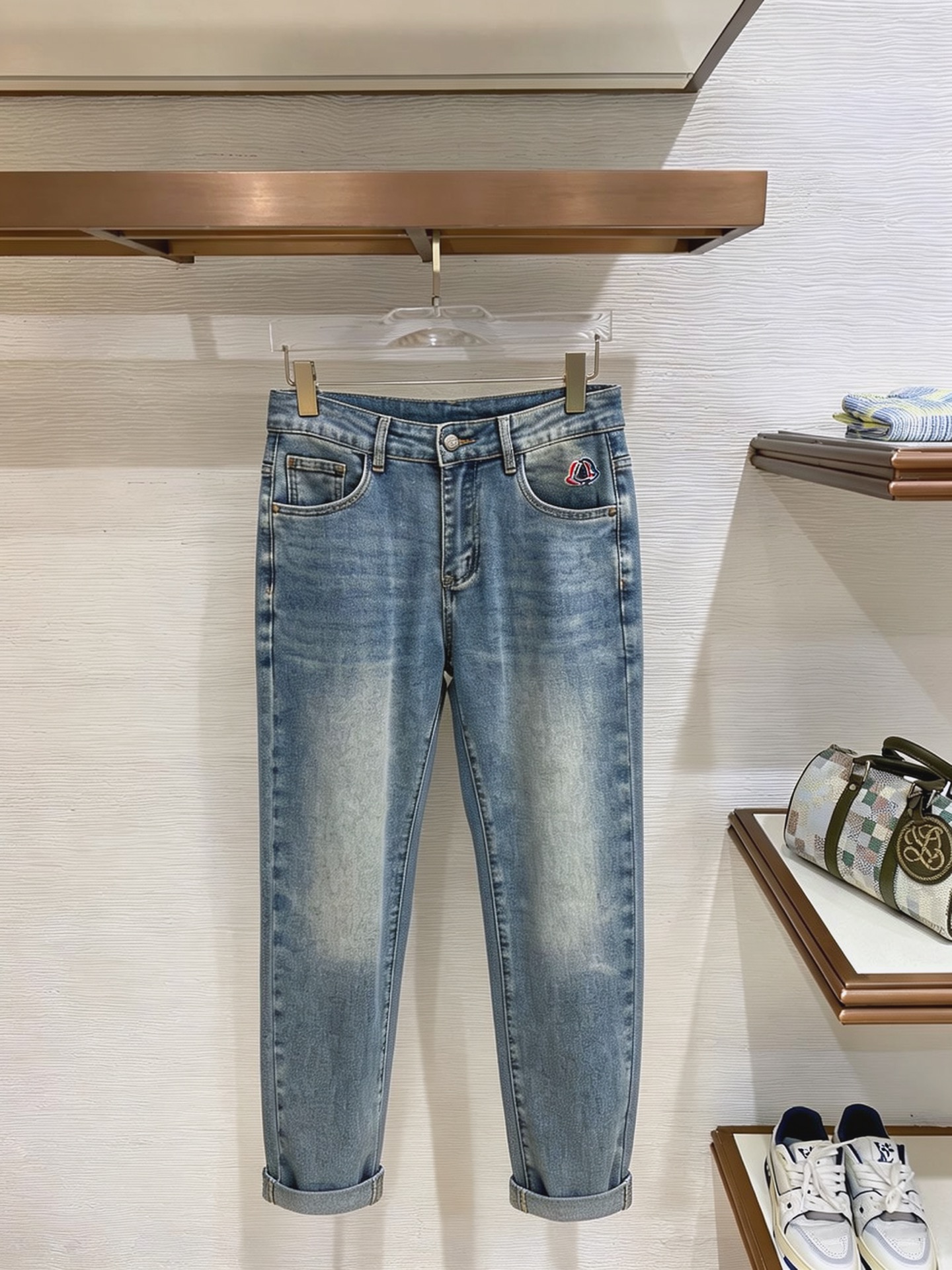 NO:937333,Men's denim jeans, official album and poster outfit!  High-grade imported denim raw color fabrics are supplied to customers, and the pure 13oz denim fabrics from Okayama, Japan are specially selected. Heavy-duty environmentally friendly plant enzyme washing process is used. The texture has a light retro color, which is quite beautiful and is very suitable for autumn and winter color matching. The fabric is soft and delicate after washing, but has strong bones and a slight stretch, providing an excellent comfortable experience. There is no damage from any technological elements throughout the body, retaining the purest tannin color!  The details throughout the body are perfect, exquisite and sophisticated. The latest leather label on the waist highlights the brand's characteristics. The hardware accessories, leather label and wiring all reflect the craftsmanship!  The silhouette is perfectly tailored and has excellent butt lift and slimming effect. It can be easily matched with any top in the wardrobe. It has wide compatibility and is suitable for various daily wear. The upper body is full of style. It is a must-have trousers for those who are obsessed with quality control and 1V!  Size 29-38 (not 35.37),,Moncler,jeans,19860909蒙口 男士丹宁牛仔裤,官宣画册海报穿搭款！ 客供高级进口的丹宁原色面料,特选日本冈山纯正13oz 盎司牛仔布料,重磅环保植物酵素水洗工艺,肌理有着淡淡的复古色彩,相当漂亮,极符合秋冬的配色,面料经过水洗后柔软细腻,但筋骨感极强,且略带弹力,提供了绝佳的舒适体验,通身无任何工艺元素破坏,保留了最纯粹的丹宁本色！通身细节完美如斯,精湛且考究,最新的腰部皮标彰显了品牌特质,五金配件、皮标、走线无不体现出匠心工艺！版型剪裁完美,提臀修身效果绝佳,可轻松横扫衣橱任何的上装搭配,兼容性广泛,满足于日常各种穿搭,上身型款十足,于品质控及1V迷控者必入型裤装！ 尺码29—38（没35.37）,,Moncler,jeans,,Men's clothing