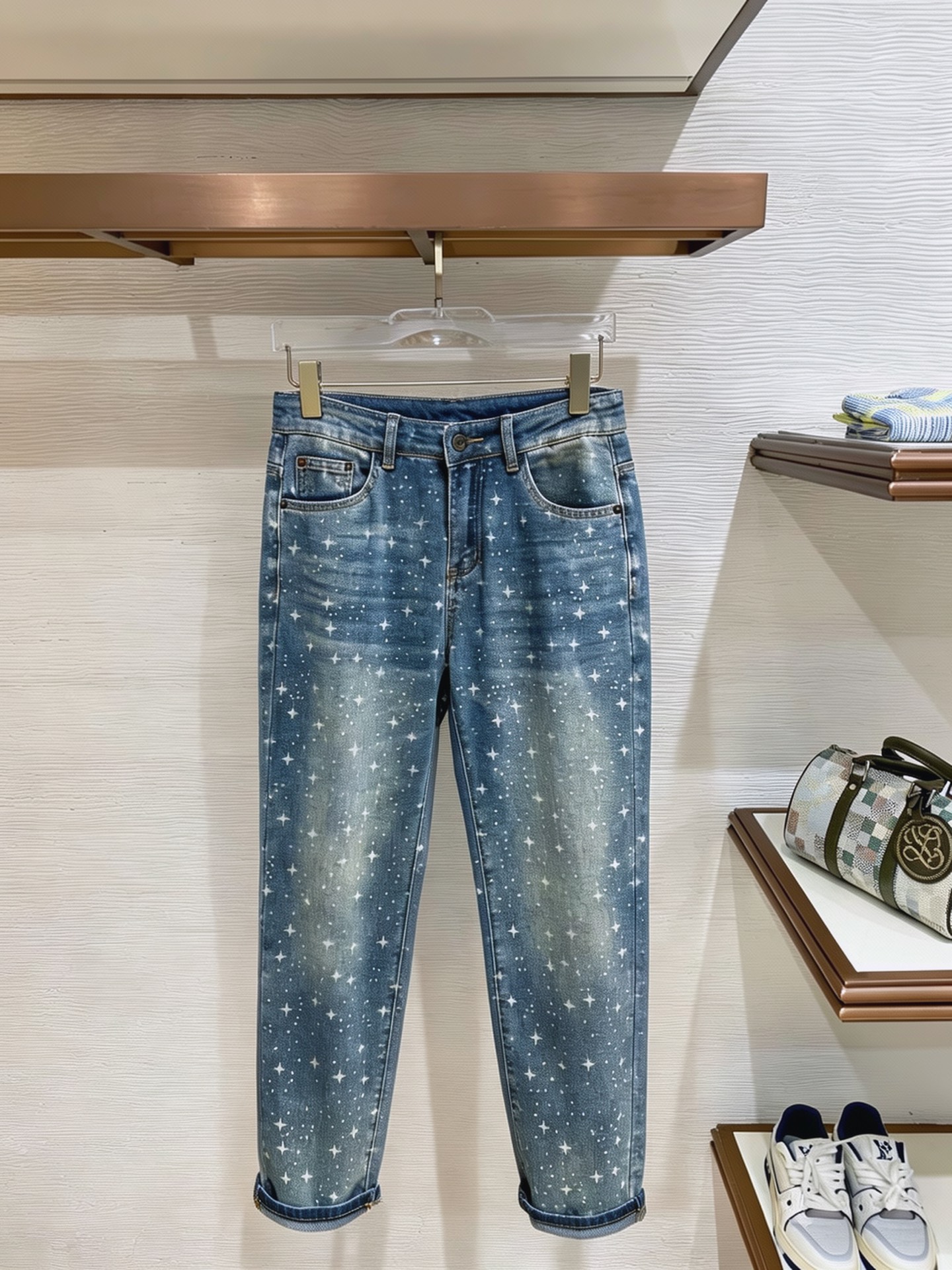 NO:937330,Ermenegildo Zegna men's denim jeans, official album and poster wear style!  High-grade imported denim raw color fabrics are supplied to customers, and the pure 13oz denim fabrics from Okayama, Japan are specially selected. Heavy-duty environmentally friendly plant enzyme washing process is used. The texture has a light retro color, which is quite beautiful and is very suitable for autumn and winter color matching. The fabric is soft and delicate after washing, but has strong bones and a slight stretch, providing an excellent comfortable experience. There is no damage from any technological elements throughout the body, retaining the purest tannin color!  The details throughout the body are perfect, exquisite and sophisticated. The latest leather label on the waist highlights the brand's characteristics. The hardware accessories, leather label and wiring all reflect the craftsmanship!  The silhouette is perfectly tailored and has excellent butt lift and slimming effect. It can be easily matched with any top in the wardrobe. It has wide compatibility and is suitable for various daily wear. The upper body is full of style. It is a must-have trousers for those who are obsessed with quality control and 1V!  Sizes 29-38 (not 35.37),,zegna,jeans,19860909杰尼亚 男士丹宁牛仔裤,官宣画册海报穿搭款！ 客供高级进口的丹宁原色面料,特选日本冈山纯正13oz 盎司牛仔布料,重磅环保植物酵素水洗工艺,肌理有着淡淡的复古色彩,相当漂亮,极符合秋冬的配色,面料经过水洗后柔软细腻,但筋骨感极强,且略带弹力,提供了绝佳的舒适体验,通身无任何工艺元素破坏,保留了最纯粹的丹宁本色！通身细节完美如斯,精湛且考究,最新的腰部皮标彰显了品牌特质,五金配件、皮标、走线无不体现出匠心工艺！版型剪裁完美,提臀修身效果绝佳,可轻松横扫衣橱任何的上装搭配,兼容性广泛,满足于日常各种穿搭,上身型款十足,于品质控及1V迷控者必入型裤装！ 尺码29—38（没35.37）,,zegna,jeans,,Men's clothing