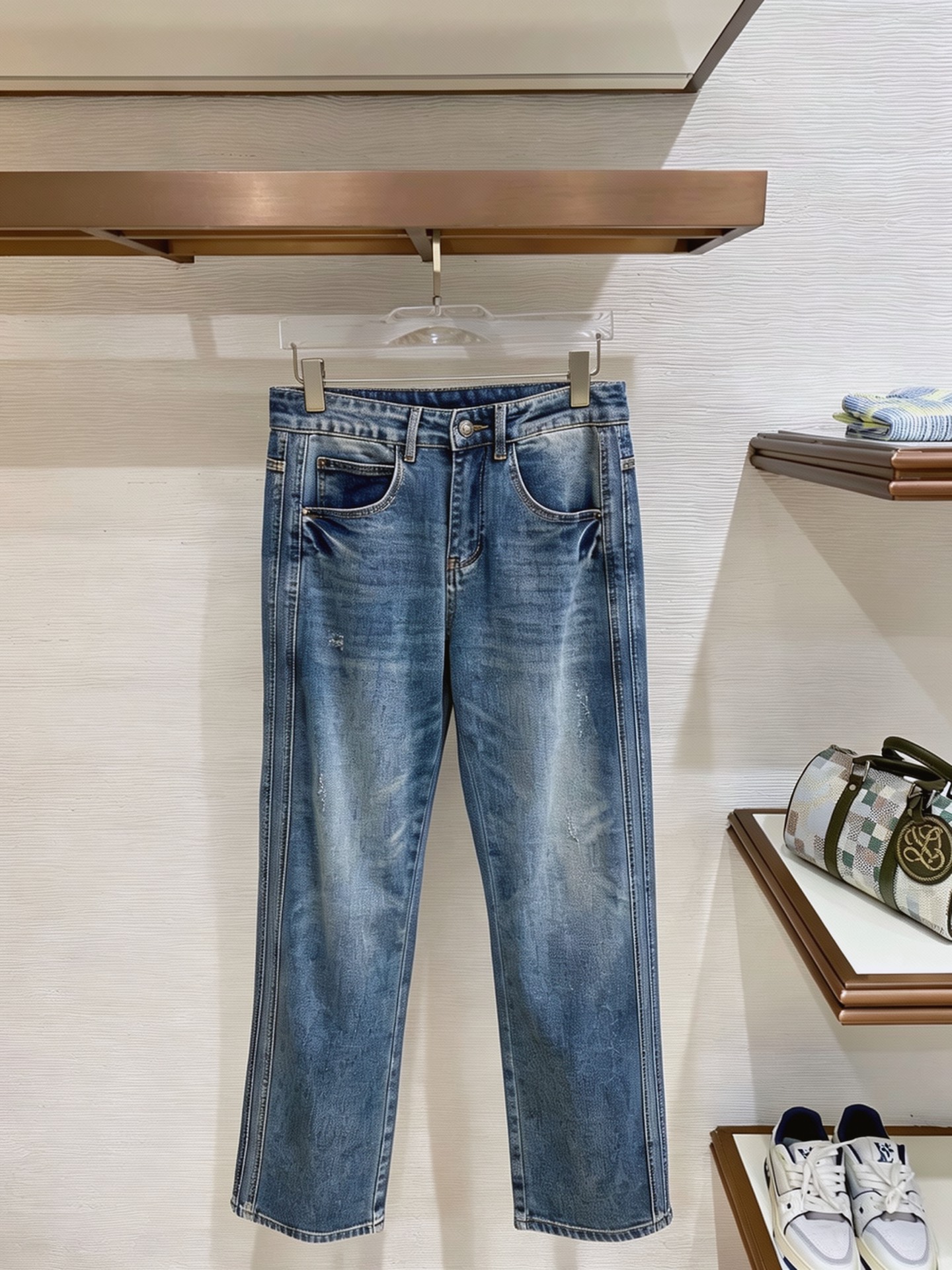 NO:937329,Dior men's denim jeans, official album and poster style!  High-grade imported denim raw color fabrics are supplied to customers, and the pure 13oz denim fabrics from Okayama, Japan are specially selected. Heavy-duty environmentally friendly plant enzyme washing process is used. The texture has a light retro color, which is quite beautiful and is very suitable for autumn and winter color matching. The fabric is soft and delicate after washing, but has strong bones and a slight stretch, providing an excellent comfortable experience. There is no damage from any technological elements throughout the body, retaining the purest tannin color!  The details throughout the body are perfect, exquisite and sophisticated. The latest leather label on the waist highlights the brand's characteristics. The hardware accessories, leather label and wiring all reflect the craftsmanship!  The silhouette is perfectly tailored and has excellent butt lift and slimming effect. It can be easily matched with any top in the wardrobe. It has wide compatibility and is suitable for various daily wear. The upper body is full of style. It is a must-have trousers for those who are obsessed with quality control and 1V!  Size 29-38 (not 35.37), dior, dior, jeans,19860909Dior 迪奥 男士丹宁牛仔裤,官宣画册海报穿搭款！ 客供高级进口的丹宁原色面料,特选日本冈山纯正13oz 盎司牛仔布料,重磅环保植物酵素水洗工艺,肌理有着淡淡的复古色彩,相当漂亮,极符合秋冬的配色,面料经过水洗后柔软细腻,但筋骨感极强,且略带弹力,提供了绝佳的舒适体验,通身无任何工艺元素破坏,保留了最纯粹的丹宁本色！通身细节完美如斯,精湛且考究,最新的腰部皮标彰显了品牌特质,五金配件、皮标、走线无不体现出匠心工艺！版型剪裁完美,提臀修身效果绝佳,可轻松横扫衣橱任何的上装搭配,兼容性广泛,满足于日常各种穿搭,上身型款十足,于品质控及1V迷控者必入型裤装！ 尺码29—38（没35.37）,,dior,dior,jeans,,Men's clothing
