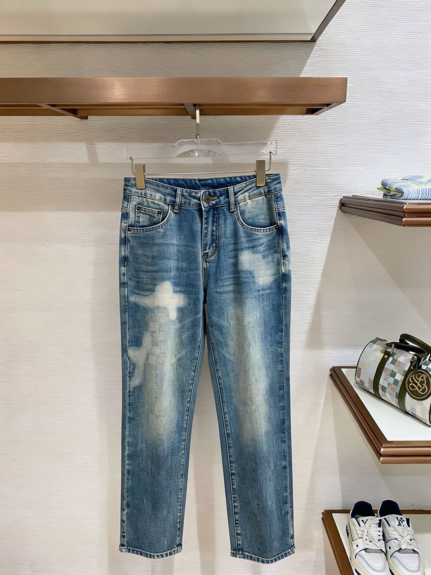 NO:937327,LV men's denim jeans, official album and poster outfit style!  High-grade imported denim raw color fabrics are supplied to customers, and the pure 13oz denim fabrics from Okayama, Japan are specially selected. Heavy-duty environmentally friendly plant enzyme washing process is used. The texture has a light retro color, which is quite beautiful and is very suitable for autumn and winter color matching. The fabric is soft and delicate after washing, but has strong bones and a slight stretch, providing an excellent comfortable experience. There is no damage from any technological elements throughout the body, retaining the purest tannin color!  The details throughout the body are perfect, exquisite and sophisticated. The latest leather label on the waist highlights the brand's characteristics. The hardware accessories, leather label and wiring all reflect the craftsmanship!  The silhouette is perfectly tailored and has excellent butt lift and slimming effect. It can be easily matched with any top in the wardrobe. It has wide compatibility and is suitable for various daily wear. The upper body is full of style. It is a must-have trousers for those who are obsessed with quality control and 1V!  Size 29-38 (not 35.37),,louis vuitton,jeans,19860909LV 男士丹宁牛仔裤,官宣画册海报穿搭款！ 客供高级进口的丹宁原色面料,特选日本冈山纯正13oz 盎司牛仔布料,重磅环保植物酵素水洗工艺,肌理有着淡淡的复古色彩,相当漂亮,极符合秋冬的配色,面料经过水洗后柔软细腻,但筋骨感极强,且略带弹力,提供了绝佳的舒适体验,通身无任何工艺元素破坏,保留了最纯粹的丹宁本色！通身细节完美如斯,精湛且考究,最新的腰部皮标彰显了品牌特质,五金配件、皮标、走线无不体现出匠心工艺！版型剪裁完美,提臀修身效果绝佳,可轻松横扫衣橱任何的上装搭配,兼容性广泛,满足于日常各种穿搭,上身型款十足,于品质控及1V迷控者必入型裤装！ 尺码29—38（没35.37）,,louis vuitton,jeans,,Men's clothing