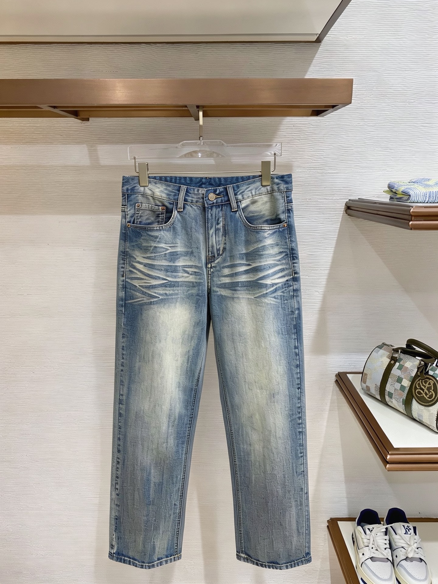 NO:937325,FENDI Fendi Men's Denim Jeans, Official Announcement Album Poster Style!  High-grade imported denim raw color fabrics are supplied to customers, and the pure 13oz denim fabrics from Okayama, Japan are specially selected. Heavy-duty environmentally friendly plant enzyme washing process is used. The texture has a light retro color, which is quite beautiful and is very suitable for autumn and winter color matching. The fabric is soft and delicate after washing, but has strong bones and a slight stretch, providing an excellent comfortable experience. There is no damage from any technological elements throughout the body, retaining the purest tannin color!  The details throughout the body are perfect, exquisite and sophisticated. The latest leather label on the waist highlights the brand's characteristics. The hardware accessories, leather label and wiring all reflect the craftsmanship!  The silhouette is perfectly tailored and has excellent butt lift and slimming effect. It can be easily matched with any top in the wardrobe. It has wide compatibility and is suitable for various daily wear. The upper body is full of style. It is a must-have trousers for those who are obsessed with quality control and 1V!  Sizes 29-38 (not 35.37),,fendi,fendi,jeans,19860909FENDI 芬迪 男士丹宁牛仔裤,官宣画册海报穿搭款！ 客供高级进口的丹宁原色面料,特选日本冈山纯正13oz 盎司牛仔布料,重磅环保植物酵素水洗工艺,肌理有着淡淡的复古色彩,相当漂亮,极符合秋冬的配色,面料经过水洗后柔软细腻,但筋骨感极强,且略带弹力,提供了绝佳的舒适体验,通身无任何工艺元素破坏,保留了最纯粹的丹宁本色！通身细节完美如斯,精湛且考究,最新的腰部皮标彰显了品牌特质,五金配件、皮标、走线无不体现出匠心工艺！版型剪裁完美,提臀修身效果绝佳,可轻松横扫衣橱任何的上装搭配,兼容性广泛,满足于日常各种穿搭,上身型款十足,于品质控及1V迷控者必入型裤装！ 尺码29—38（没35.37）,,fendi,fendi,jeans,,Men's clothing