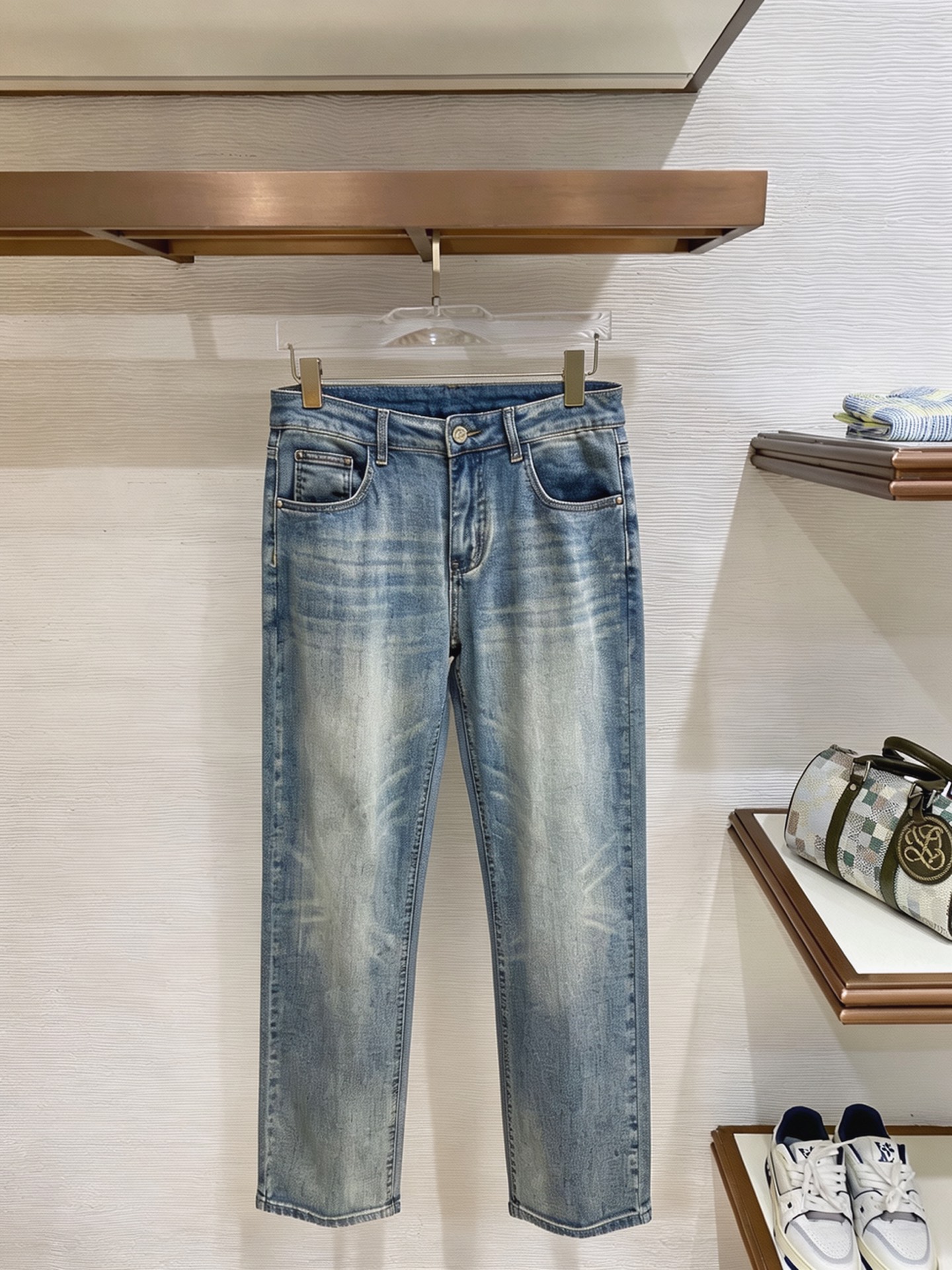 NO:937323,LV men's denim jeans, official album and poster outfit style!  High-grade imported denim raw color fabrics are supplied to customers, and the pure 13oz denim fabrics from Okayama, Japan are specially selected. Heavy-duty environmentally friendly plant enzyme washing process is used. The texture has a light retro color, which is quite beautiful and is very suitable for autumn and winter color matching. The fabric is soft and delicate after washing, but has strong bones and a slight stretch, providing an excellent comfortable experience. There is no damage from any technological elements throughout the body, retaining the purest tannin color!  The details throughout the body are perfect, exquisite and sophisticated. The latest leather label on the waist highlights the brand's characteristics. The hardware accessories, leather label and wiring all reflect the craftsmanship!  The silhouette is perfectly tailored and has excellent butt lift and slimming effect. It can be easily matched with any top in the wardrobe. It has wide compatibility and is suitable for various daily wear. The upper body is full of style. It is a must-have trousers for those who are obsessed with quality control and 1V!  Size 29-38 (not 35.37),,louis vuitton,jeans,19860909LV 男士丹宁牛仔裤,官宣画册海报穿搭款！ 客供高级进口的丹宁原色面料,特选日本冈山纯正13oz 盎司牛仔布料,重磅环保植物酵素水洗工艺,肌理有着淡淡的复古色彩,相当漂亮,极符合秋冬的配色,面料经过水洗后柔软细腻,但筋骨感极强,且略带弹力,提供了绝佳的舒适体验,通身无任何工艺元素破坏,保留了最纯粹的丹宁本色！通身细节完美如斯,精湛且考究,最新的腰部皮标彰显了品牌特质,五金配件、皮标、走线无不体现出匠心工艺！版型剪裁完美,提臀修身效果绝佳,可轻松横扫衣橱任何的上装搭配,兼容性广泛,满足于日常各种穿搭,上身型款十足,于品质控及1V迷控者必入型裤装！ 尺码29—38（没35.37）,,louis vuitton,jeans,,Men's clothing