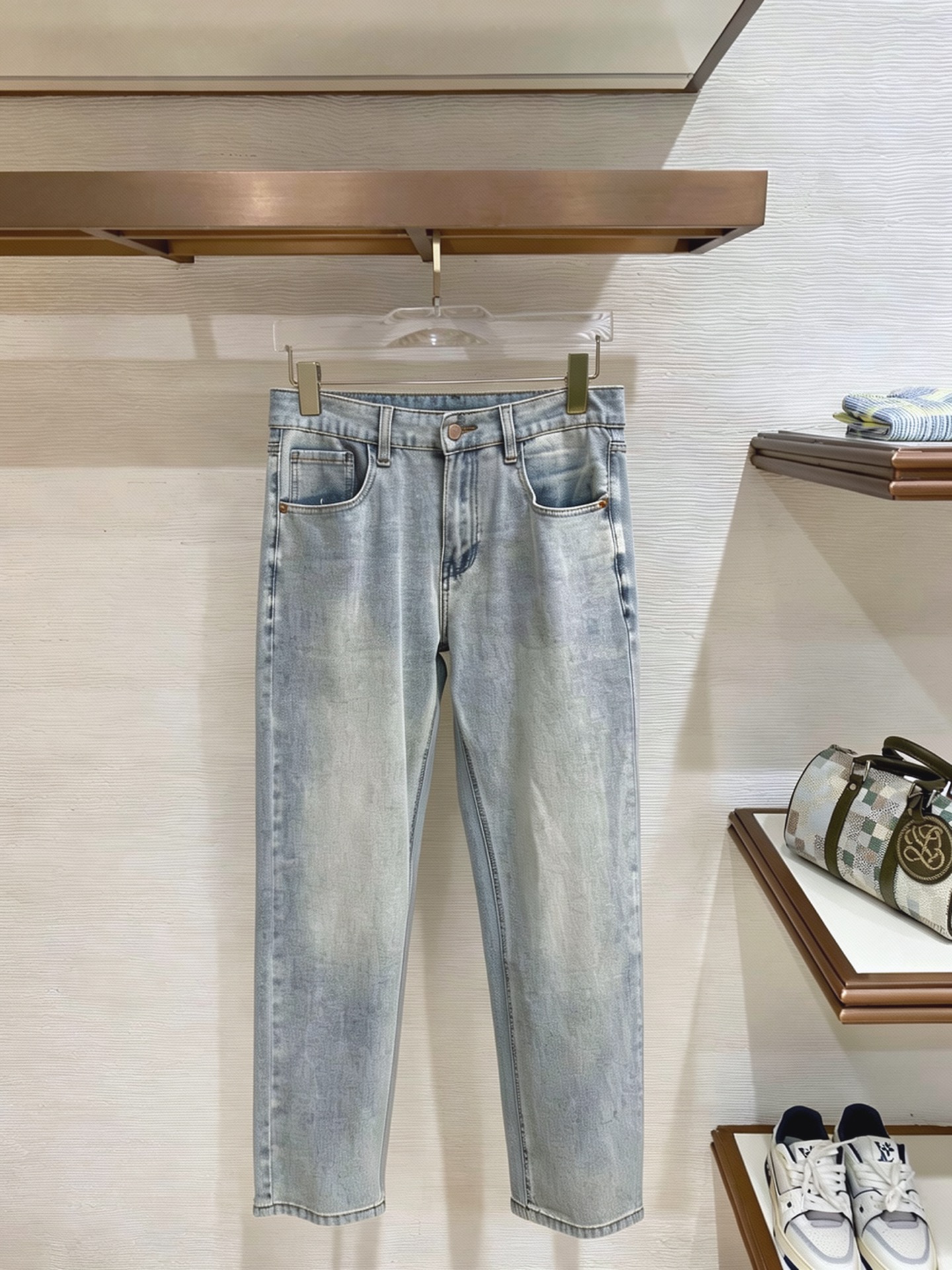 NO:937321,LP men's denim jeans, official album and poster outfit!  High-grade imported denim raw color fabrics are supplied to customers, and the pure 13oz denim fabrics from Okayama, Japan are specially selected. Heavy-duty environmentally friendly plant enzyme washing process is used. The texture has a light retro color, which is quite beautiful and is very suitable for autumn and winter color matching. The fabric is soft and delicate after washing, but has strong bones and a slight stretch, providing an excellent comfortable experience. There is no damage from any technological elements throughout the body, retaining the purest tannin color!  The details throughout the body are perfect, exquisite and sophisticated. The latest leather label on the waist highlights the brand's characteristics. The hardware accessories, leather label and wiring all reflect the craftsmanship!  The silhouette is perfectly tailored and has excellent butt lift and slimming effect. It can be easily matched with any top in the wardrobe. It has wide compatibility and is suitable for various daily wear. The upper body is full of style. It is a must-have trousers for those who are obsessed with quality control and 1V!  Size 29-38 (not 35.37),,loro piana,jeans,19860909LP 男士丹宁牛仔裤,官宣画册海报穿搭款！ 客供高级进口的丹宁原色面料,特选日本冈山纯正13oz 盎司牛仔布料,重磅环保植物酵素水洗工艺,肌理有着淡淡的复古色彩,相当漂亮,极符合秋冬的配色,面料经过水洗后柔软细腻,但筋骨感极强,且略带弹力,提供了绝佳的舒适体验,通身无任何工艺元素破坏,保留了最纯粹的丹宁本色！通身细节完美如斯,精湛且考究,最新的腰部皮标彰显了品牌特质,五金配件、皮标、走线无不体现出匠心工艺！版型剪裁完美,提臀修身效果绝佳,可轻松横扫衣橱任何的上装搭配,兼容性广泛,满足于日常各种穿搭,上身型款十足,于品质控及1V迷控者必入型裤装！ 尺码29—38（没35.37）,,loro piana,jeans,,Men's clothing