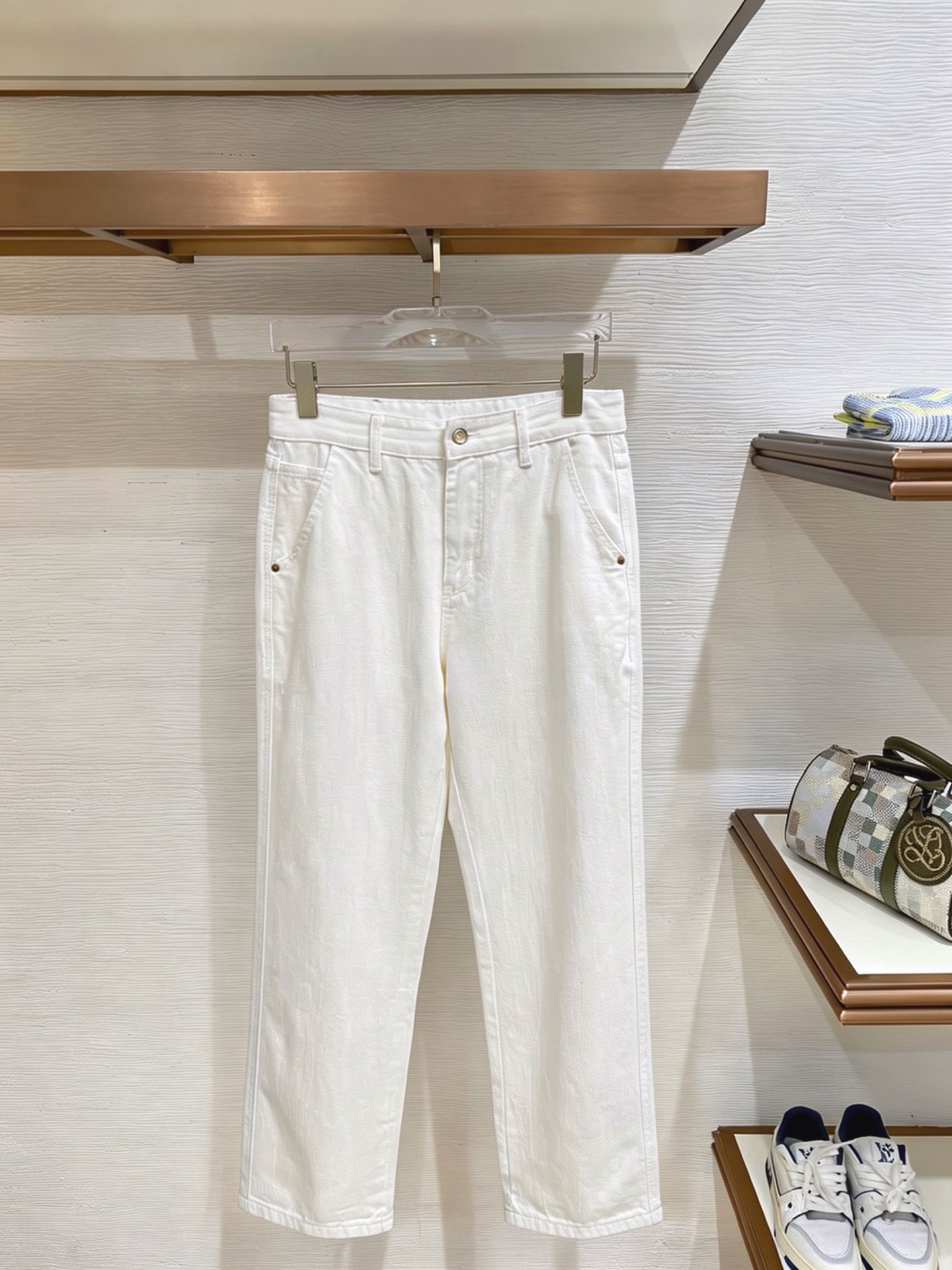 NO:937319,BC men's denim jeans, official album and poster wear style!  High-grade imported denim raw color fabrics are supplied to customers, and the pure 13oz denim fabrics from Okayama, Japan are specially selected. Heavy-duty environmentally friendly plant enzyme washing process is used. The texture has a light retro color, which is quite beautiful and is very suitable for autumn and winter color matching. The fabric is soft and delicate after washing, but has strong bones and a slight stretch, providing an excellent comfortable experience. There is no damage from any technological elements throughout the body, retaining the purest tannin color!  The details throughout the body are perfect, exquisite and sophisticated. The latest leather label on the waist highlights the brand's characteristics. The hardware accessories, leather label and wiring all reflect the craftsmanship!  The silhouette is perfectly tailored and has excellent butt lift and slimming effect. It can be easily matched with any top in the wardrobe. It has wide compatibility and is suitable for various daily wear. The upper body is full of style. It is a must-have trousers for those who are obsessed with quality control and 1V!  Size 29-38 (not 35.37),,jeans,19860909BC 男士丹宁牛仔裤,官宣画册海报穿搭款！ 客供高级进口的丹宁原色面料,特选日本冈山纯正13oz 盎司牛仔布料,重磅环保植物酵素水洗工艺,肌理有着淡淡的复古色彩,相当漂亮,极符合秋冬的配色,面料经过水洗后柔软细腻,但筋骨感极强,且略带弹力,提供了绝佳的舒适体验,通身无任何工艺元素破坏,保留了最纯粹的丹宁本色！通身细节完美如斯,精湛且考究,最新的腰部皮标彰显了品牌特质,五金配件、皮标、走线无不体现出匠心工艺！版型剪裁完美,提臀修身效果绝佳,可轻松横扫衣橱任何的上装搭配,兼容性广泛,满足于日常各种穿搭,上身型款十足,于品质控及1V迷控者必入型裤装！ 尺码29—38（没35.37）,,jeans,,Men's clothing