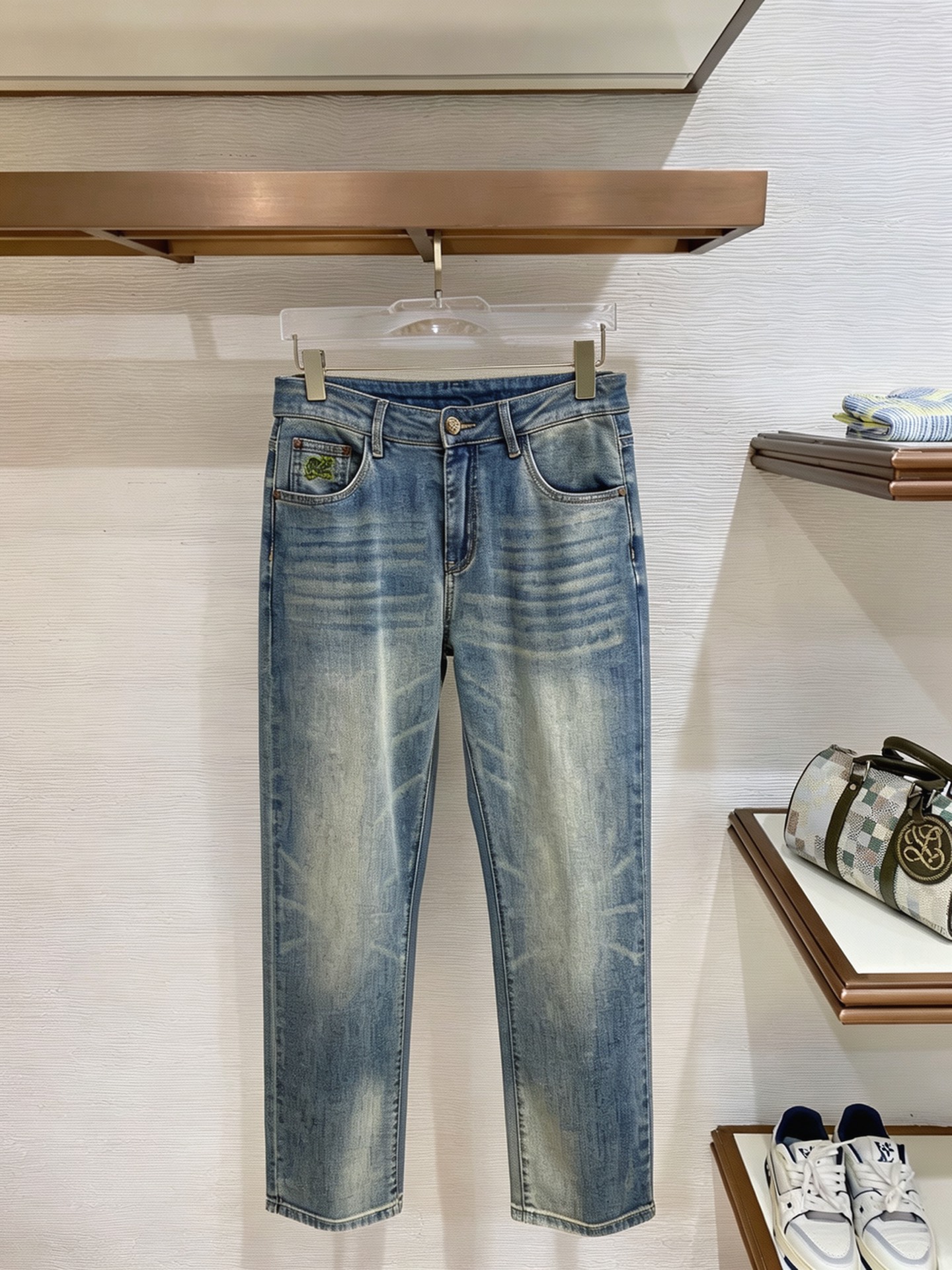 NO:937315,Loewe men's denim jeans, official album and poster style!  High-grade imported denim raw color fabrics are supplied to customers, and the pure 13oz denim fabrics from Okayama, Japan are specially selected. Heavy-duty environmentally friendly plant enzyme washing process is used. The texture has a light retro color, which is quite beautiful and is very suitable for autumn and winter color matching. The fabric is soft and delicate after washing, but has strong bones and a slight stretch, providing an excellent comfortable experience. There is no damage from any technological elements throughout the body, retaining the purest tannin color!  The details throughout the body are perfect, exquisite and sophisticated. The latest leather label on the waist highlights the brand's characteristics. The hardware accessories, leather label and wiring all reflect the craftsmanship!  The silhouette is perfectly tailored and has excellent butt lift and slimming effect. It can be easily matched with any top in the wardrobe. It has wide compatibility and is suitable for various daily wear. The upper body is full of style. It is a must-have trousers for those who are obsessed with quality control and 1V!  Size 29-38 (not 35.37),,loewe,jeans,19860909罗意威 男士丹宁牛仔裤,官宣画册海报穿搭款！ 客供高级进口的丹宁原色面料,特选日本冈山纯正13oz 盎司牛仔布料,重磅环保植物酵素水洗工艺,肌理有着淡淡的复古色彩,相当漂亮,极符合秋冬的配色,面料经过水洗后柔软细腻,但筋骨感极强,且略带弹力,提供了绝佳的舒适体验,通身无任何工艺元素破坏,保留了最纯粹的丹宁本色！通身细节完美如斯,精湛且考究,最新的腰部皮标彰显了品牌特质,五金配件、皮标、走线无不体现出匠心工艺！版型剪裁完美,提臀修身效果绝佳,可轻松横扫衣橱任何的上装搭配,兼容性广泛,满足于日常各种穿搭,上身型款十足,于品质控及1V迷控者必入型裤装！ 尺码29—38（没35.37）,,loewe,jeans,,Men's clothing
