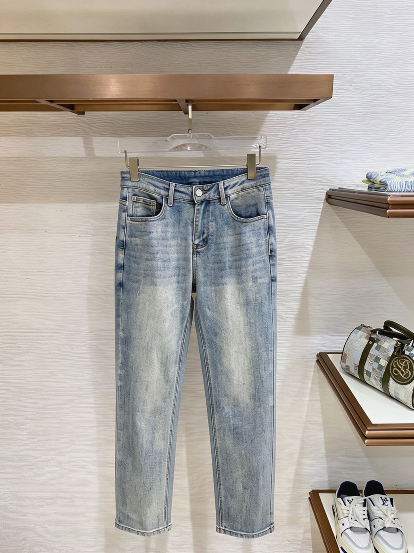 NO:937313,Burberry men's denim jeans, official album and poster outfit style!  High-grade imported denim raw color fabrics are supplied to customers, and the pure 13oz denim fabrics from Okayama, Japan are specially selected. Heavy-duty environmentally friendly plant enzyme washing process is used. The texture has a light retro color, which is quite beautiful and is very suitable for autumn and winter color matching. The fabric is soft and delicate after washing, but has strong bones and a slight stretch, providing an excellent comfortable experience. There is no damage from any technological elements throughout the body, retaining the purest tannin color!  The details throughout the body are perfect, exquisite and sophisticated. The latest leather label on the waist highlights the brand's characteristics. The hardware accessories, leather label and wiring all reflect the craftsmanship!  The silhouette is perfectly tailored and has excellent butt lift and slimming effect. It can be easily matched with any top in the wardrobe. It has wide compatibility and is suitable for various daily wear. The upper body is full of style. It is a must-have trousers for those who are obsessed with quality control and 1V!  Size 29-38 (not 35.37),,burberry,burberry,jeans,19860909Burberry 巴宝莉 男士丹宁牛仔裤,官宣画册海报穿搭款！ 客供高级进口的丹宁原色面料,特选日本冈山纯正13oz 盎司牛仔布料,重磅环保植物酵素水洗工艺,肌理有着淡淡的复古色彩,相当漂亮,极符合秋冬的配色,面料经过水洗后柔软细腻,但筋骨感极强,且略带弹力,提供了绝佳的舒适体验,通身无任何工艺元素破坏,保留了最纯粹的丹宁本色！通身细节完美如斯,精湛且考究,最新的腰部皮标彰显了品牌特质,五金配件、皮标、走线无不体现出匠心工艺！版型剪裁完美,提臀修身效果绝佳,可轻松横扫衣橱任何的上装搭配,兼容性广泛,满足于日常各种穿搭,上身型款十足,于品质控及1V迷控者必入型裤装！ 尺码29—38（没35.37）,,burberry,burberry,jeans,,Men's clothing