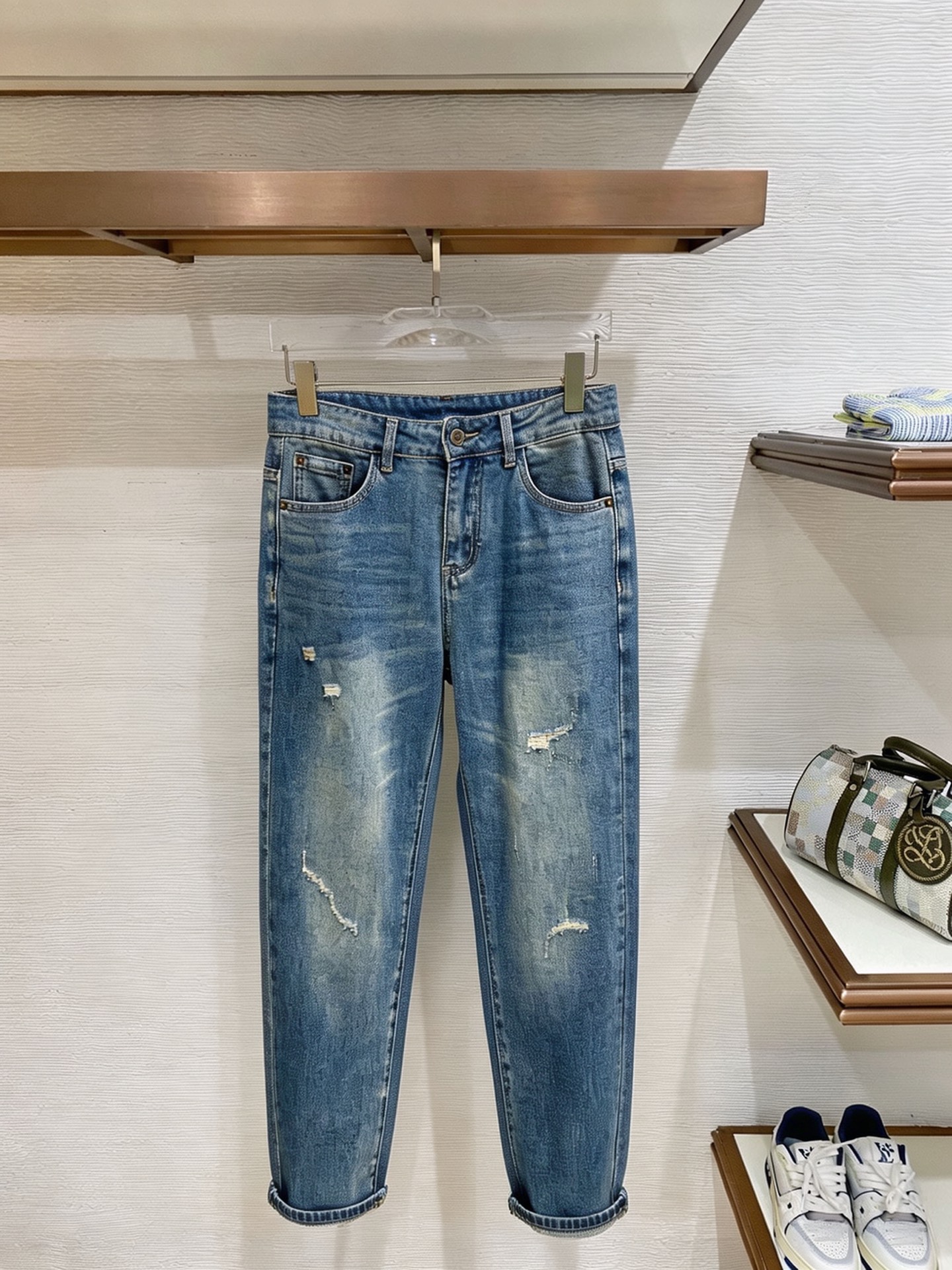 NO:937311,FENDI Fendi Men's Denim Jeans, Official Announcement Album Poster Style!  High-grade imported denim raw color fabrics are supplied to customers, and the pure 13oz denim fabrics from Okayama, Japan are specially selected. Heavy-duty environmentally friendly plant enzyme washing process is used. The texture has a light retro color, which is quite beautiful and is very suitable for autumn and winter color matching. The fabric is soft and delicate after washing, but has strong bones and a slight stretch, providing an excellent comfortable experience. There is no damage from any technological elements throughout the body, retaining the purest tannin color!  The details throughout the body are perfect, exquisite and sophisticated. The latest leather label on the waist highlights the brand's characteristics. The hardware accessories, leather label and wiring all reflect the craftsmanship!  The silhouette is perfectly tailored and has excellent butt lift and slimming effect. It can be easily matched with any top in the wardrobe. It has wide compatibility and is suitable for various daily wear. The upper body is full of style. It is a must-have trousers for those who are obsessed with quality control and 1V!  Sizes 29-38 (not 35.37),,fendi,fendi,jeans,19860909FENDI 芬迪 男士丹宁牛仔裤,官宣画册海报穿搭款！ 客供高级进口的丹宁原色面料,特选日本冈山纯正13oz 盎司牛仔布料,重磅环保植物酵素水洗工艺,肌理有着淡淡的复古色彩,相当漂亮,极符合秋冬的配色,面料经过水洗后柔软细腻,但筋骨感极强,且略带弹力,提供了绝佳的舒适体验,通身无任何工艺元素破坏,保留了最纯粹的丹宁本色！通身细节完美如斯,精湛且考究,最新的腰部皮标彰显了品牌特质,五金配件、皮标、走线无不体现出匠心工艺！版型剪裁完美,提臀修身效果绝佳,可轻松横扫衣橱任何的上装搭配,兼容性广泛,满足于日常各种穿搭,上身型款十足,于品质控及1V迷控者必入型裤装！ 尺码29—38（没35.37）,,fendi,fendi,jeans,,Men's clothing