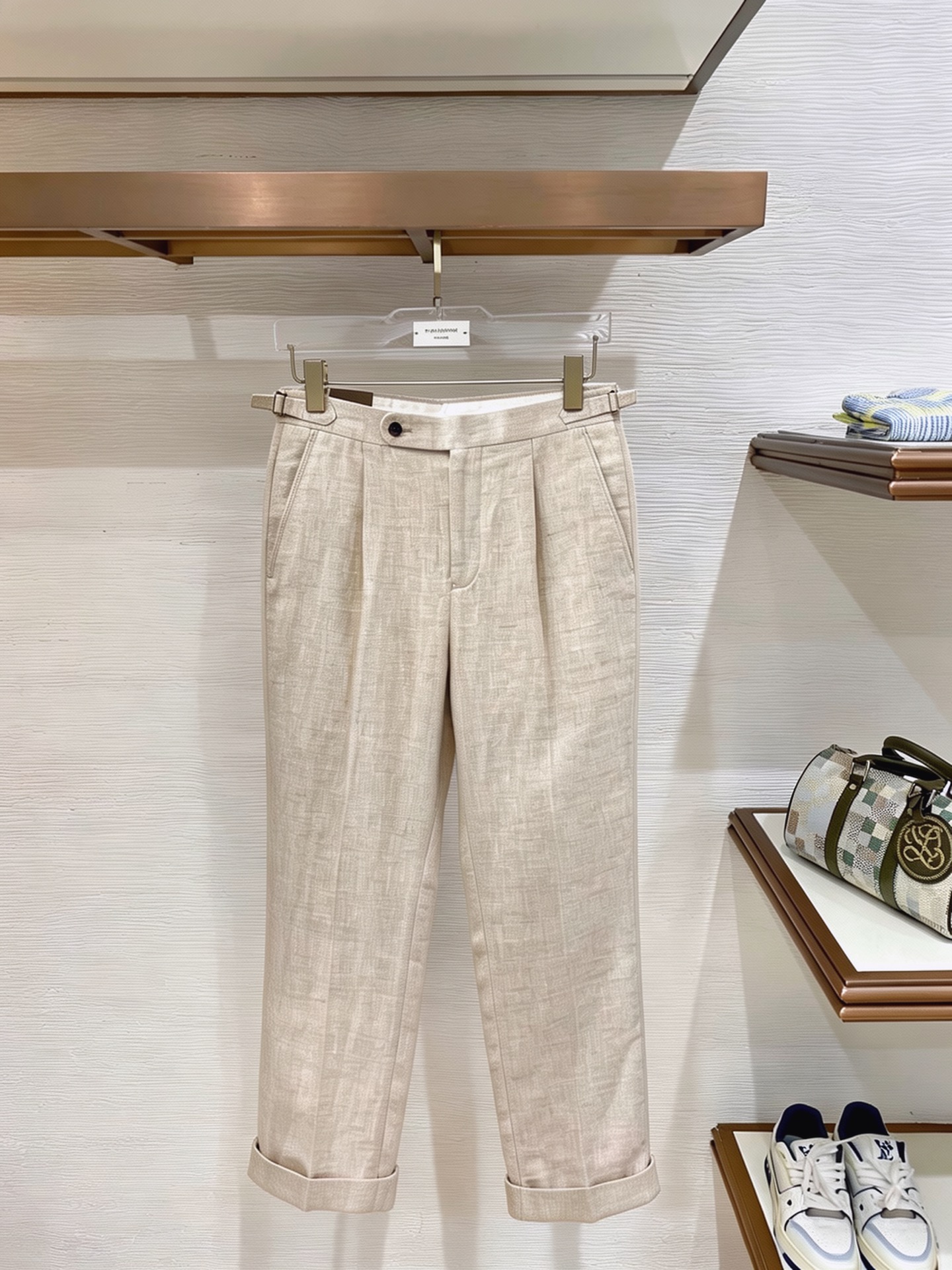NO:949113,LP 2006 new casual trousers and trousers, available simultaneously on the official website, trousers body craftsmanship design, imported customer-supplied accessories, fabric customization, factory-produced products exempted from inspection!  Every detail is done to the extreme, original hardware accessories, full of fashion, stylish and handsome upper body, a must-have item for fashionistas!  Original product from AX!  Code number 29-36,,loro piana,19860909LP 2006新品休闲裤西裤,官网同步发售,裤身工艺设计,进口客供辅料、面料定制,代工厂出品免检！每个细节做到极致,原版五金配件,潮范十足、上身有型帅气,潮人必备单品！ AX原单出品！ 码数29—36,,loro piana,,Men's clothing