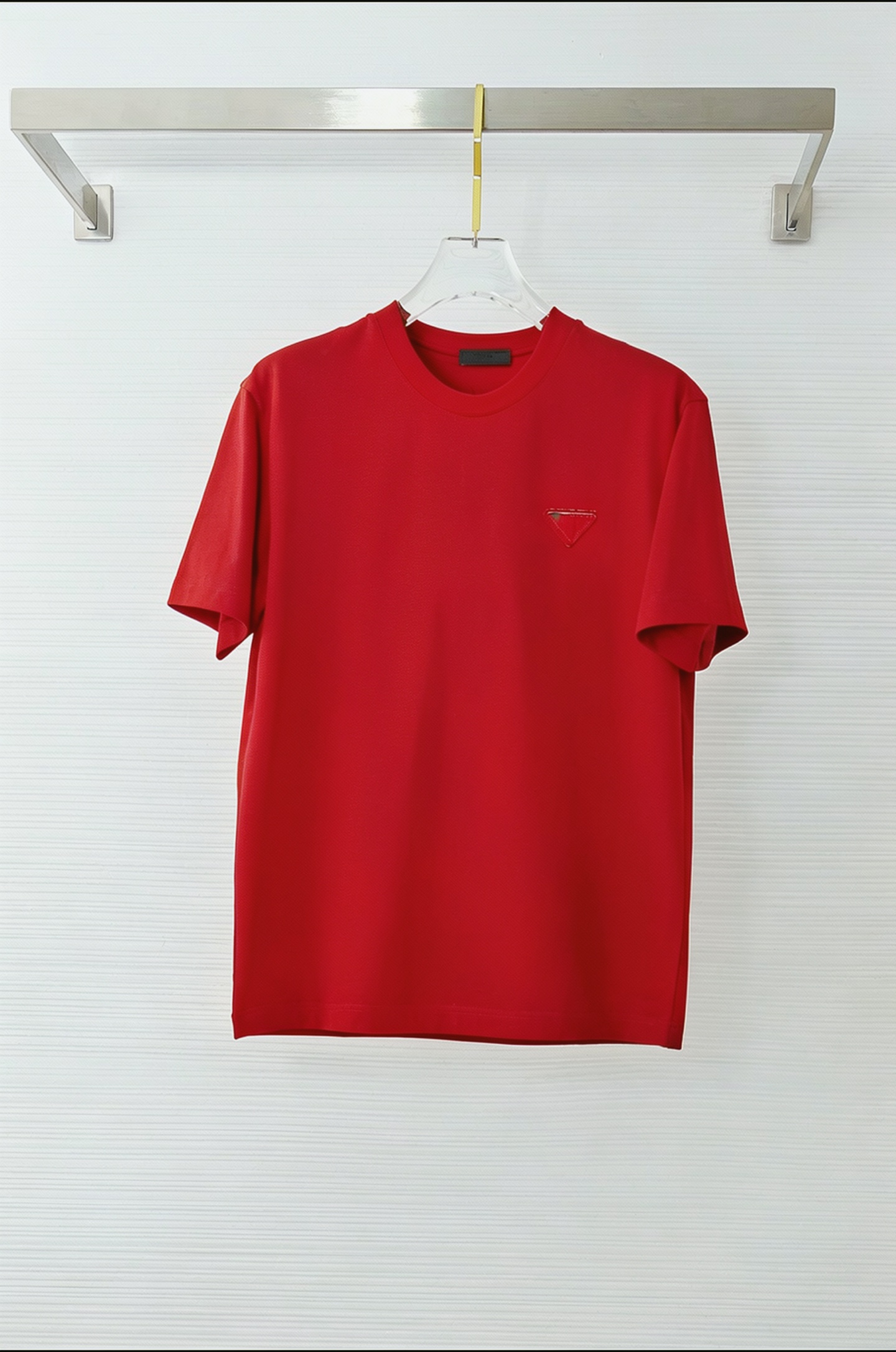 NO:935019,PRADA 2026 new summer short-sleeved T-shirt, the exclusive debut of the personalized art series on the entire network. The versatile details are perfectly processed and the pure cotton fabric is very exquisite. The original fabric is the same high version of the Internet celebrity star. The high-quality feel is very comfortable, fashionable and personalized. A super versatile and good-looking one. Size M-3XL,, prada, prada, T-shirt, tees, t-shirt,19860909PRADA 普拉达 2026夏季新款短袖T恤,个性艺术系列全网独家首发 百搭款细节处理完美纯棉面料十分精致 原版面料 网红明星同款高版本 高品质手感非常舒服 时尚又个性 超级百搭好看的一款.码数M-3XL,,prada,prada,T-shirt,tees，t-shirt,,Men's clothing