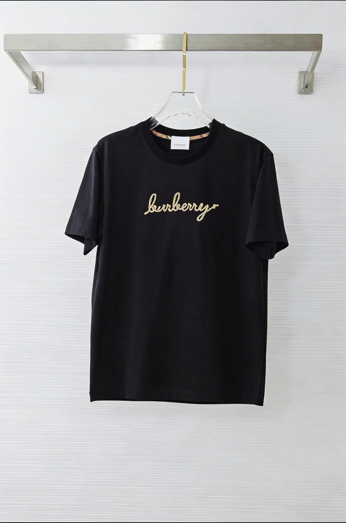 NO:935015,Burberry 2026 new summer short-sleeved T-shirt, the exclusive debut of the personalized art series on the entire network. The versatile details are perfectly processed and the pure cotton fabric is very exquisite. The original fabric is the same high version as the Internet celebrity star. The high-quality feel is very comfortable, fashionable and personalized. A super versatile and good-looking one. Size M-3XL,, burberry, burberry, T-shirt, tees, t-shirt,19860909Burberry 巴宝莉 2026夏季新款短袖T恤,个性艺术系列全网独家首发 百搭款细节处理完美纯棉面料十分精致 原版面料 网红明星同款高版本 高品质手感非常舒服 时尚又个性 超级百搭好看的一款.码数M-3XL,,burberry,burberry,T-shirt,tees，t-shirt,,Men's clothing
