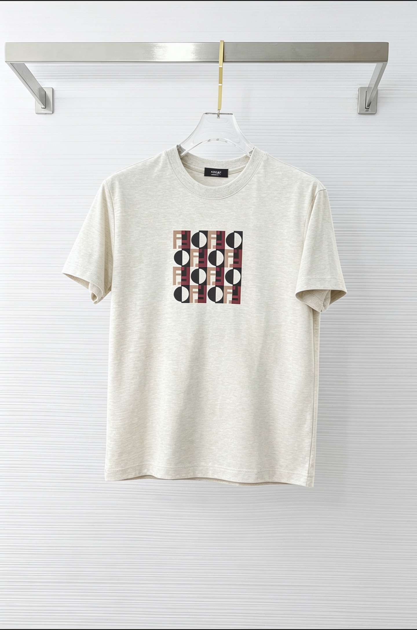 NO:935035,FENDI Fendi 2026 new summer short-sleeved T-shirt, the exclusive debut of the personalized art series on the entire network. The versatile details are perfectly processed and the pure cotton fabric is very exquisite. The original fabric is the same high version of the Internet celebrity star. The high-quality feel is very comfortable, fashionable and personalized. A super versatile and good-looking one. Size M-3XL,,fendi,fendi,T-shirt,tees,t-shirt,19860909FENDI 芬迪 2026夏季新款短袖T恤,个性艺术系列全网独家首发 百搭款细节处理完美纯棉面料十分精致 原版面料 网红明星同款高版本 高品质手感非常舒服 时尚又个性 超级百搭好看的一款.码数M-3XL,,fendi,fendi,T-shirt,tees，t-shirt,,Men's clothing