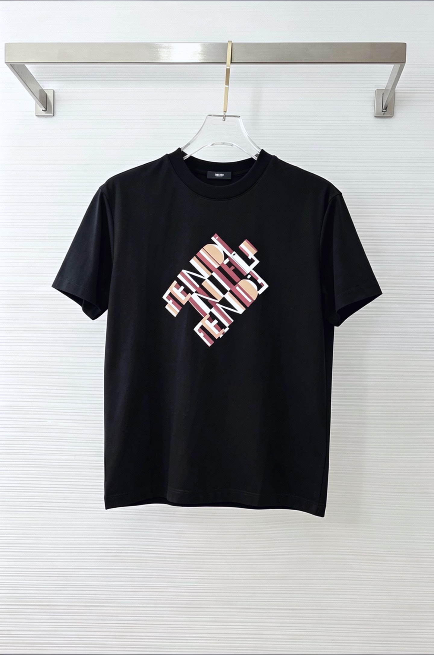 NO:935033,FENDI Fendi 2026 new summer short-sleeved T-shirt, the exclusive debut of the personalized art series on the entire network. The versatile details are perfectly processed and the pure cotton fabric is very exquisite. The original fabric is the same high version of the Internet celebrity star. The high-quality feel is very comfortable, fashionable and personalized. A super versatile and good-looking one. Size M-3XL,,fendi,fendi,T-shirt,tees,t-shirt,19860909FENDI 芬迪 2026夏季新款短袖T恤,个性艺术系列全网独家首发 百搭款细节处理完美纯棉面料十分精致 原版面料 网红明星同款高版本 高品质手感非常舒服 时尚又个性 超级百搭好看的一款.码数M-3XL,,fendi,fendi,T-shirt,tees，t-shirt,,Men's clothing