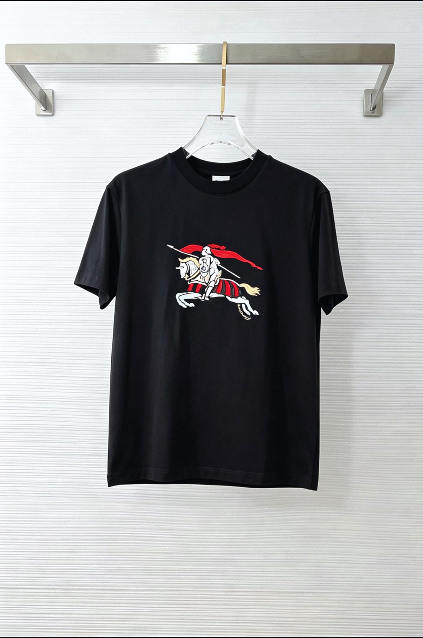 NO:935030,Burberry 2026 new summer short-sleeved T-shirt, the exclusive debut of the personalized art series on the entire network. The versatile details are perfectly processed and the pure cotton fabric is very exquisite. The original fabric is the same high version as the Internet celebrity star. The high-quality feel is very comfortable, fashionable and personalized. A super versatile and good-looking one. Size M-3XL,, burberry, burberry, T-shirt, tees, t-shirt,19860909Burberry 巴宝莉 2026夏季新款短袖T恤,个性艺术系列全网独家首发 百搭款细节处理完美纯棉面料十分精致 原版面料 网红明星同款高版本 高品质手感非常舒服 时尚又个性 超级百搭好看的一款.码数M-3XL,,burberry,burberry,T-shirt,tees，t-shirt,,Men's clothing