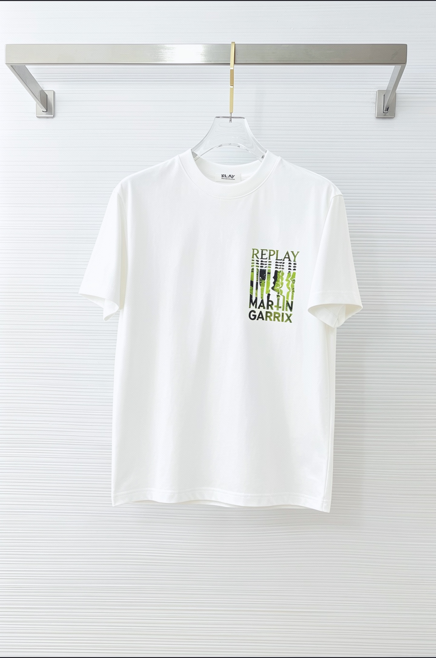 NO:935042,PLAY 2026 new summer short-sleeved T-shirt, the exclusive first release of the personalized art series on the entire network. The versatile style has perfect details and the pure cotton fabric is very exquisite. The original fabric is the same high version as the Internet celebrity star. The high-quality feel is very comfortable, fashionable and personalized. A super versatile and good-looking one. Size M-3XL,, T-shirt, tees, t-shirt,19860909PLAY 2026夏季新款短袖T恤,个性艺术系列全网独家首发 百搭款细节处理完美纯棉面料十分精致 原版面料 网红明星同款高版本 高品质手感非常舒服 时尚又个性 超级百搭好看的一款.码数M-3XL,,T-shirt,tees，t-shirt,,Men's clothing