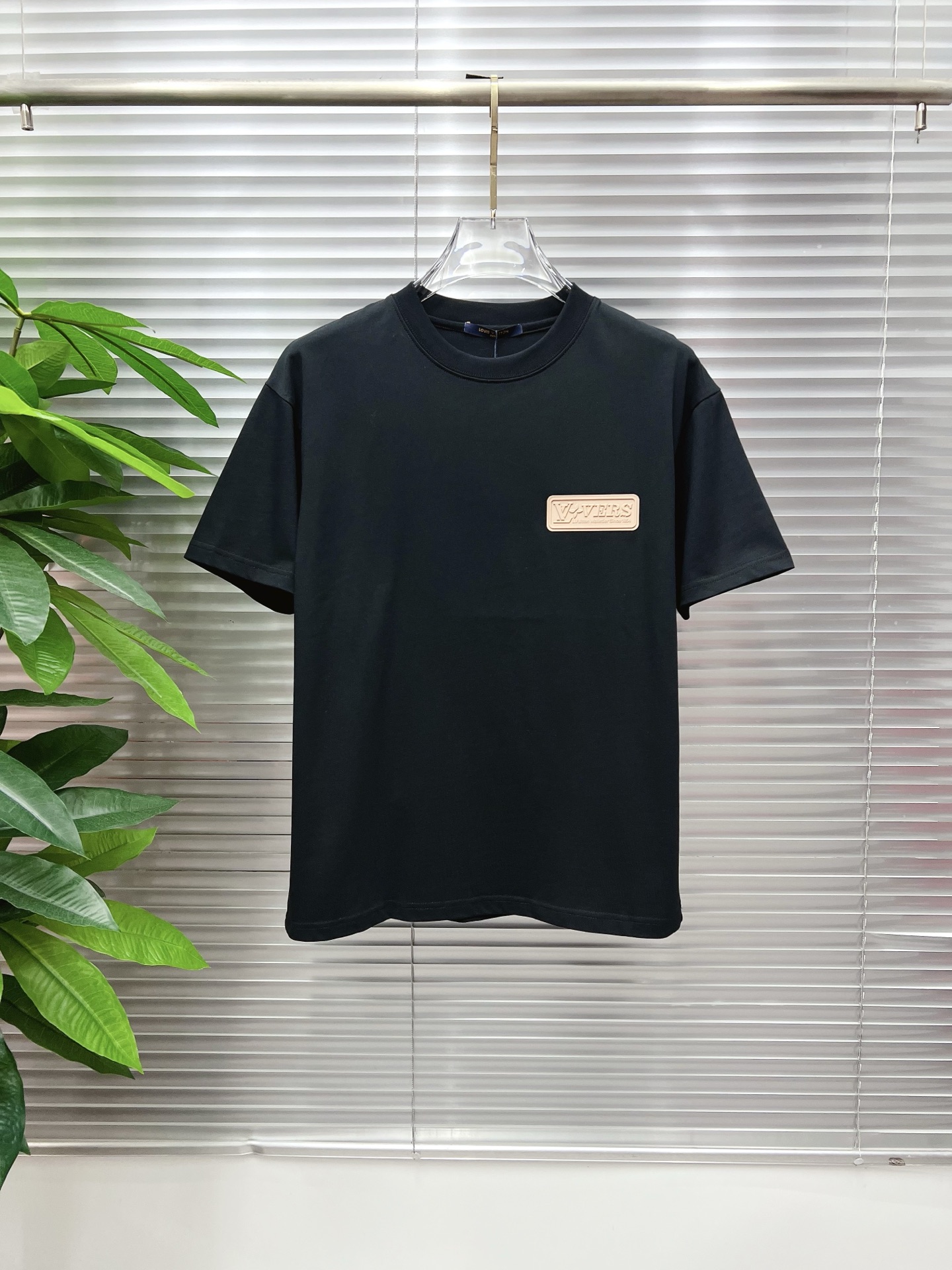 NO:927530,LV 2026 new summer short-sleeved T-shirt, the exclusive debut of the personalized art series on the entire network. The versatile style has perfect details. The pure cotton fabric is very exquisite. The original fabric is the same high version as the Internet celebrity star. The high quality feels very comfortable, fashionable and personalized. It is a super versatile and good-looking one. Size M-3XL, Louis Vuitton, T-shirt, tees, t-shirt,19860909LV 2026夏季新款短袖T恤,个性艺术系列全网独家首发 百搭款细节处理完美纯棉面料十分精致 原版面料 网红明星同款高版本 高品质手感非常舒服 时尚又个性 超级百搭好看的一款.码数M-3XL,,louis vuitton,T-shirt,tees，t-shirt,,Men's clothing