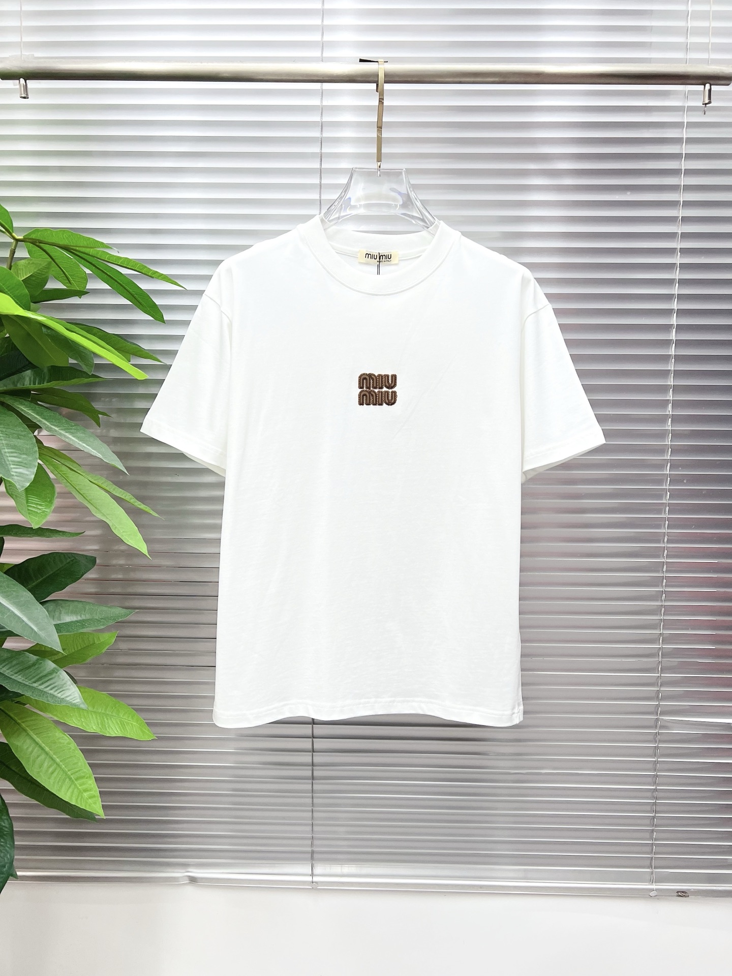 NO:927491,miu miu 2026 new summer short-sleeved T-shirt, the exclusive debut of the personalized art series on the entire network. The versatile style has perfect details. The pure cotton fabric is very exquisite. The original fabric is the same high version as the Internet celebrity star. The high-quality feel is very comfortable, fashionable and personalized. A super versatile and good-looking one. Size M-3XL,, miumiu, T-shirt, tees, t-shirt,19860909miu miu 2026夏季新款短袖T恤,个性艺术系列全网独家首发 百搭款细节处理完美纯棉面料十分精致 原版面料 网红明星同款高版本 高品质手感非常舒服 时尚又个性 超级百搭好看的一款.码数M-3XL,,miumiu,T-shirt,tees，t-shirt,,Men's clothing