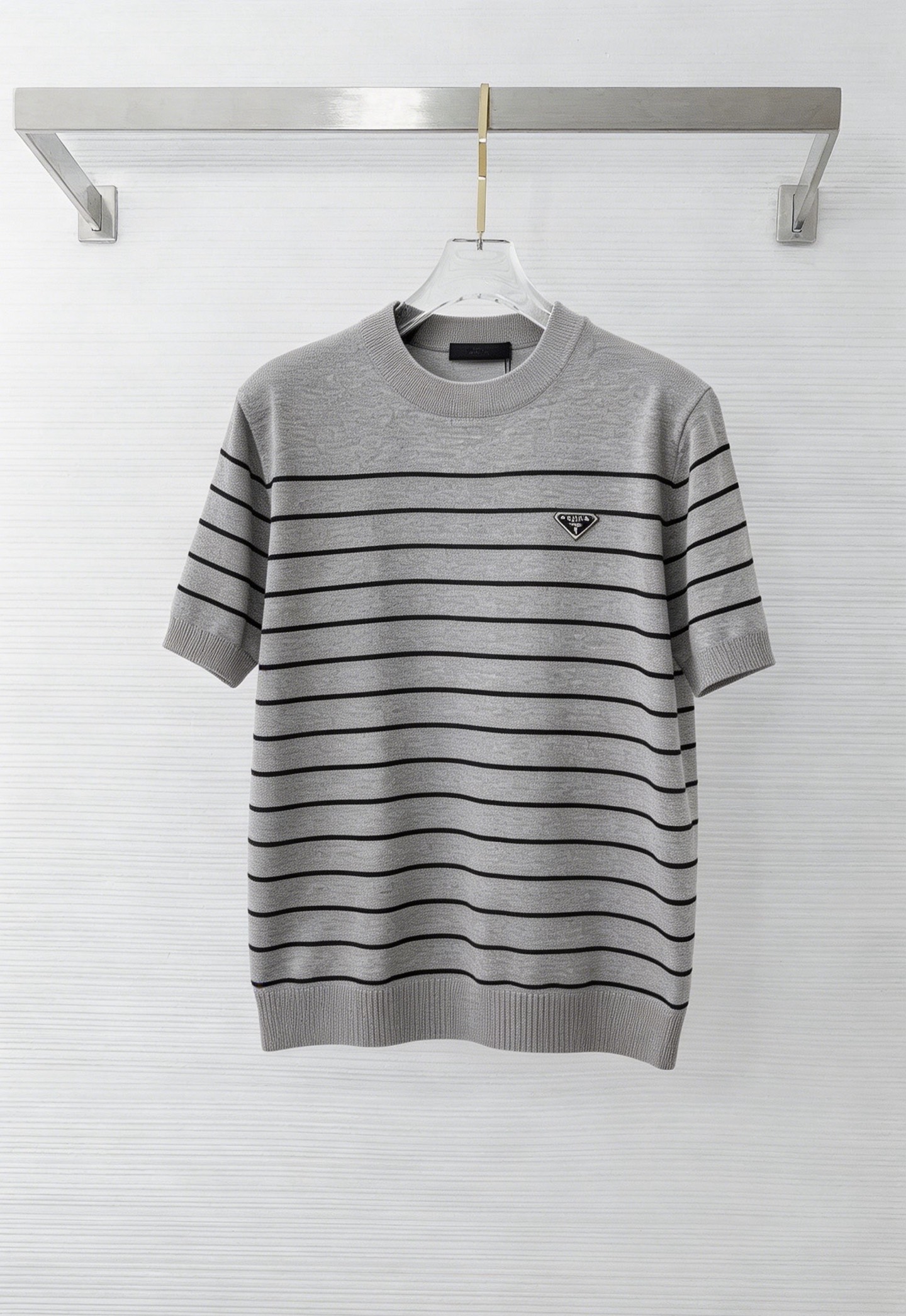 NO:938146,PRADA's new knitted short-sleeve, super classic design, simple without any unnecessary cumbersomeness, a versatile item that is indispensable in the wardrobe, made of high-quality wool, super comfortable to wear, avant-garde and practical, exquisite and perfect craftsmanship, a classic in the fashion and leisure series!  Size M-3XL,,prada,prada,T-shirt,19860909PRADA 普拉达 新款针织短袖,超经典设计,简约没有任何多余累赘感,衣橱不可缺少的一件百搭单品,采用优质羊毛制作而成,穿身上超级舒适,前卫又实穿,精致完美工艺,时尚休闲系列的经典之作！ 尺码M-3XL,,prada,prada,T-shirt,,Men's clothing