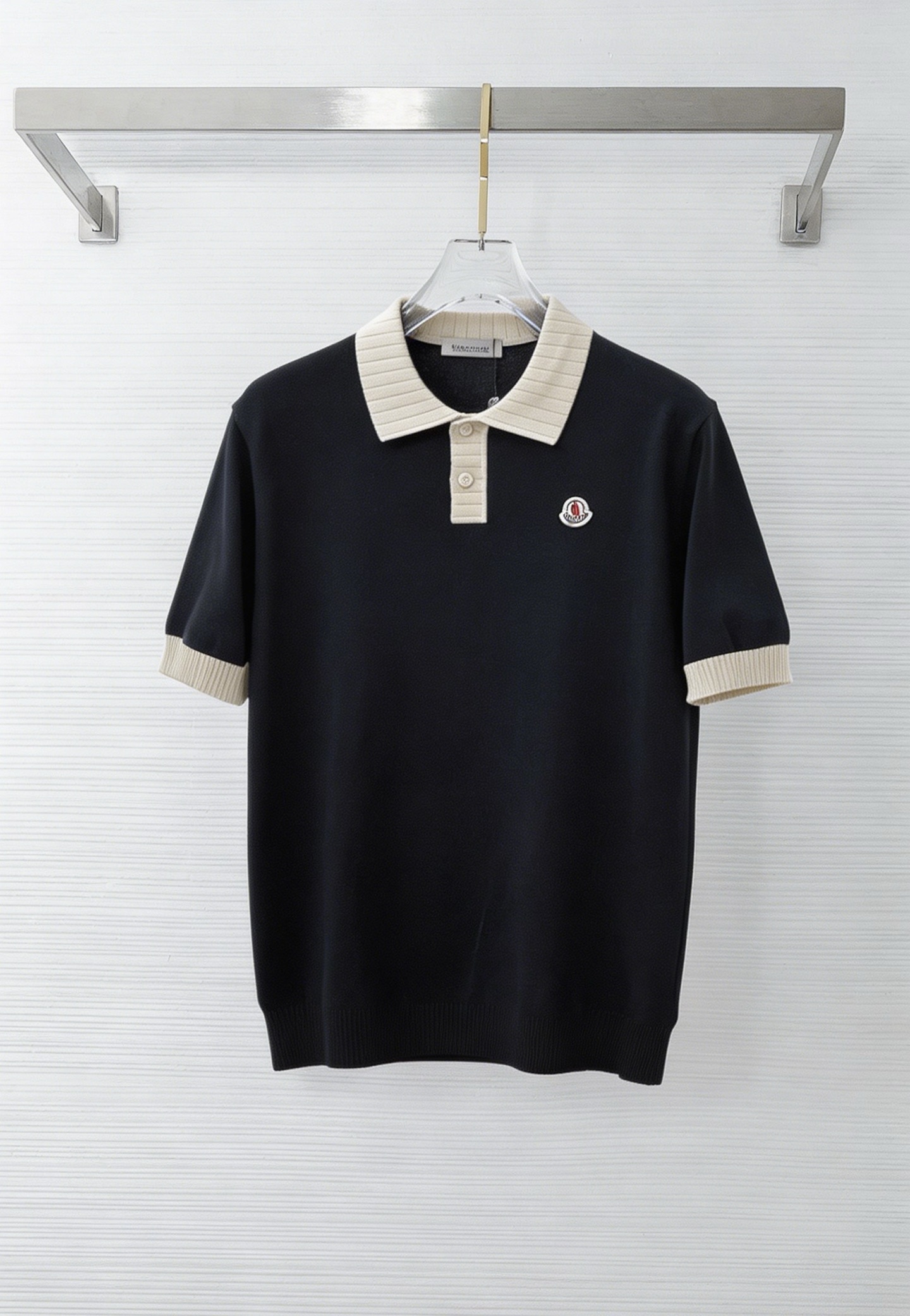 NO:938155,Mouthless new knitted short-sleeve, super classic design, simple without any unnecessary cumbersomeness, a versatile item that is indispensable in the wardrobe, made of high-quality wool, super comfortable to wear, avant-garde and practical, exquisite and perfect craftsmanship, a classic in the fashion and leisure series!  Size M-3XL,,Moncler,T-shirt,19860909蒙口 新款针织短袖,超经典设计,简约没有任何多余累赘感,衣橱不可缺少的一件百搭单品,采用优质羊毛制作而成,穿身上超级舒适,前卫又实穿,精致完美工艺,时尚休闲系列的经典之作！ 尺码M-3XL,,Moncler,T-shirt,,Men's clothing