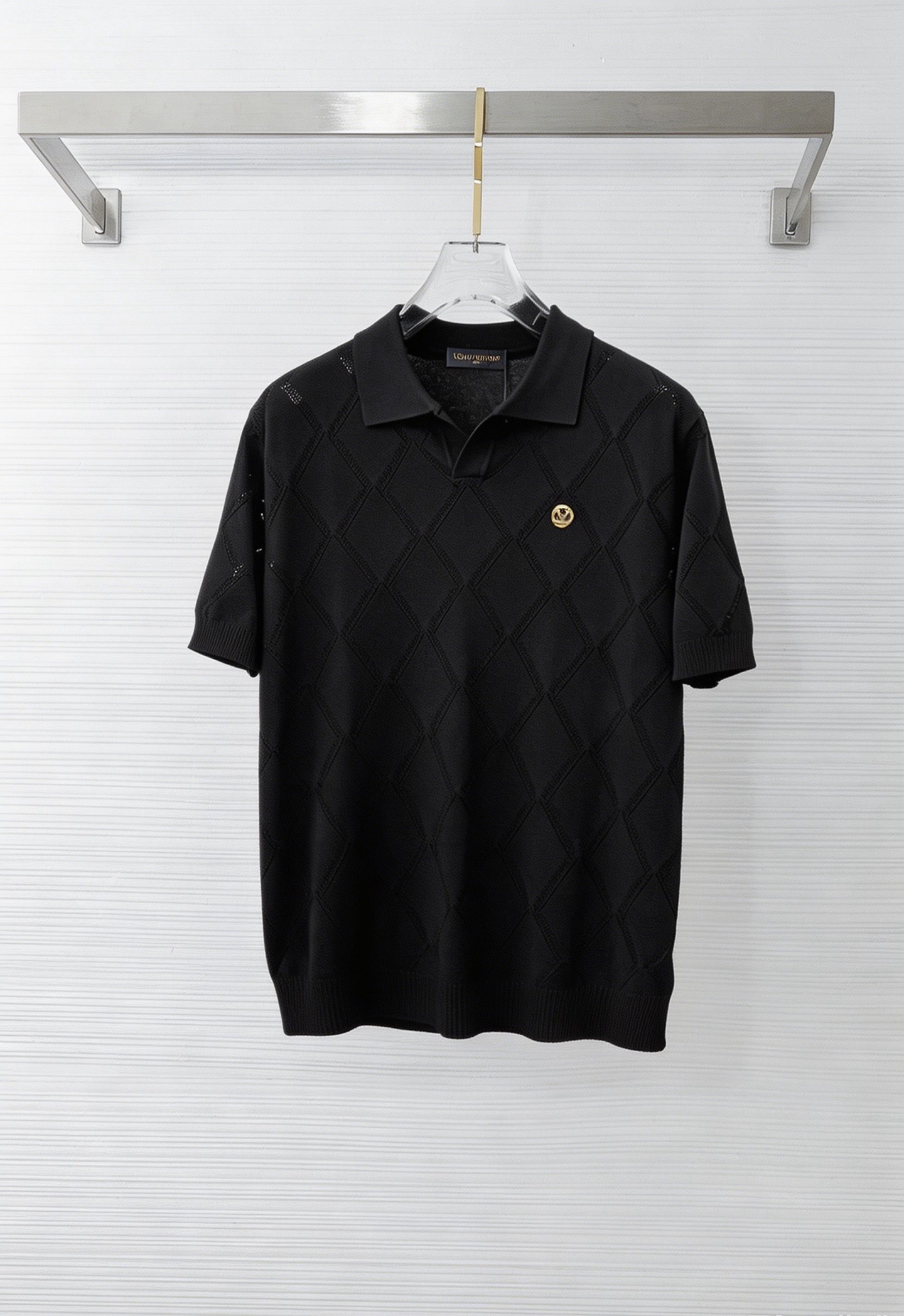 NO:938161,LV's new knitted short-sleeve, super classic design, simple without any unnecessary cumbersomeness, a versatile item that is indispensable in the wardrobe, made of high-quality wool, super comfortable to wear, avant-garde and practical, exquisite and perfect craftsmanship, a classic in the fashionable leisure series!  Size M-3XL,,louis vuitton,T-shirt,19860909LV 新款针织短袖,超经典设计,简约没有任何多余累赘感,衣橱不可缺少的一件百搭单品,采用优质羊毛制作而成,穿身上超级舒适,前卫又实穿,精致完美工艺,时尚休闲系列的经典之作！ 尺码M-3XL,,louis vuitton,T-shirt,,Men's clothing
