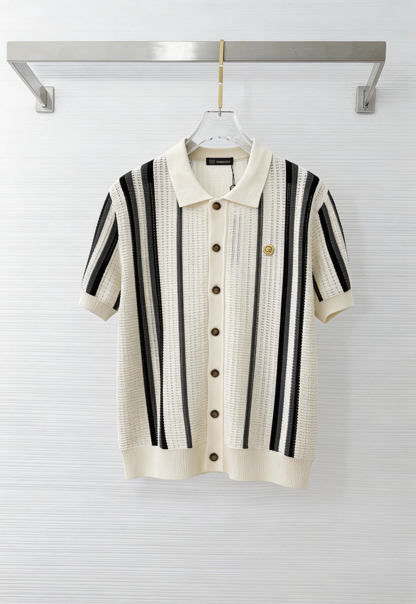 NO:938165,Versace's new knitted short-sleeve, super classic design, simple without any unnecessary cumbersomeness, a versatile item that is indispensable for the wardrobe, made of high-quality wool, super comfortable to wear, avant-garde and practical, exquisite and perfect craftsmanship, a classic in the fashion and leisure series!  Size M-3XL,,versace,T-shirt,19860909范思哲 新款针织短袖,超经典设计,简约没有任何多余累赘感,衣橱不可缺少的一件百搭单品,采用优质羊毛制作而成,穿身上超级舒适,前卫又实穿,精致完美工艺,时尚休闲系列的经典之作！ 尺码M-3XL,,versace,T-shirt,,Men's clothing