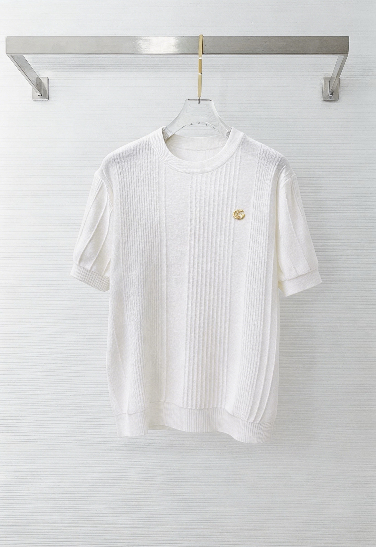 NO:938167,GUCCI Gucci's new knitted short-sleeve, super classic design, simple without any unnecessary cumbersomeness, a versatile item that is indispensable for the wardrobe, made of high-quality wool, super comfortable to wear, avant-garde and practical, exquisite and perfect craftsmanship, a classic in the fashion and leisure series!  Size M-3XL,,gucci,T-shirt,19860909GUCCI 古奇 新款针织短袖,超经典设计,简约没有任何多余累赘感,衣橱不可缺少的一件百搭单品,采用优质羊毛制作而成,穿身上超级舒适,前卫又实穿,精致完美工艺,时尚休闲系列的经典之作！ 尺码M-3XL,,gucci,T-shirt,,Men's clothing