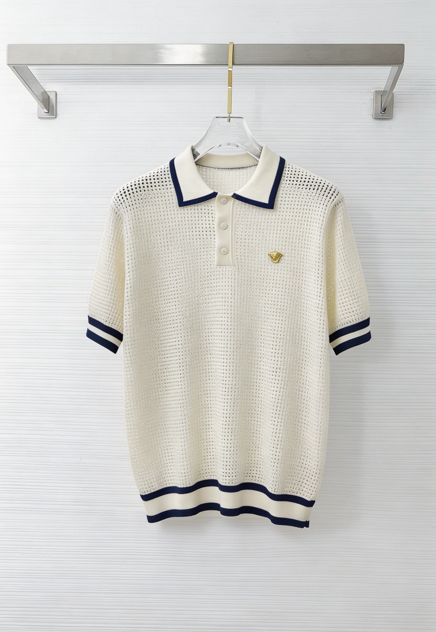 NO:938164,Versace's new knitted short-sleeve, super classic design, simple without any unnecessary cumbersomeness, a versatile item that is indispensable for the wardrobe, made of high-quality wool, super comfortable to wear, avant-garde and practical, exquisite and perfect craftsmanship, a classic in the fashion and leisure series!  Size M-3XL,,versace,T-shirt,19860909范思哲 新款针织短袖,超经典设计,简约没有任何多余累赘感,衣橱不可缺少的一件百搭单品,采用优质羊毛制作而成,穿身上超级舒适,前卫又实穿,精致完美工艺,时尚休闲系列的经典之作！ 尺码M-3XL,,versace,T-shirt,,Men's clothing