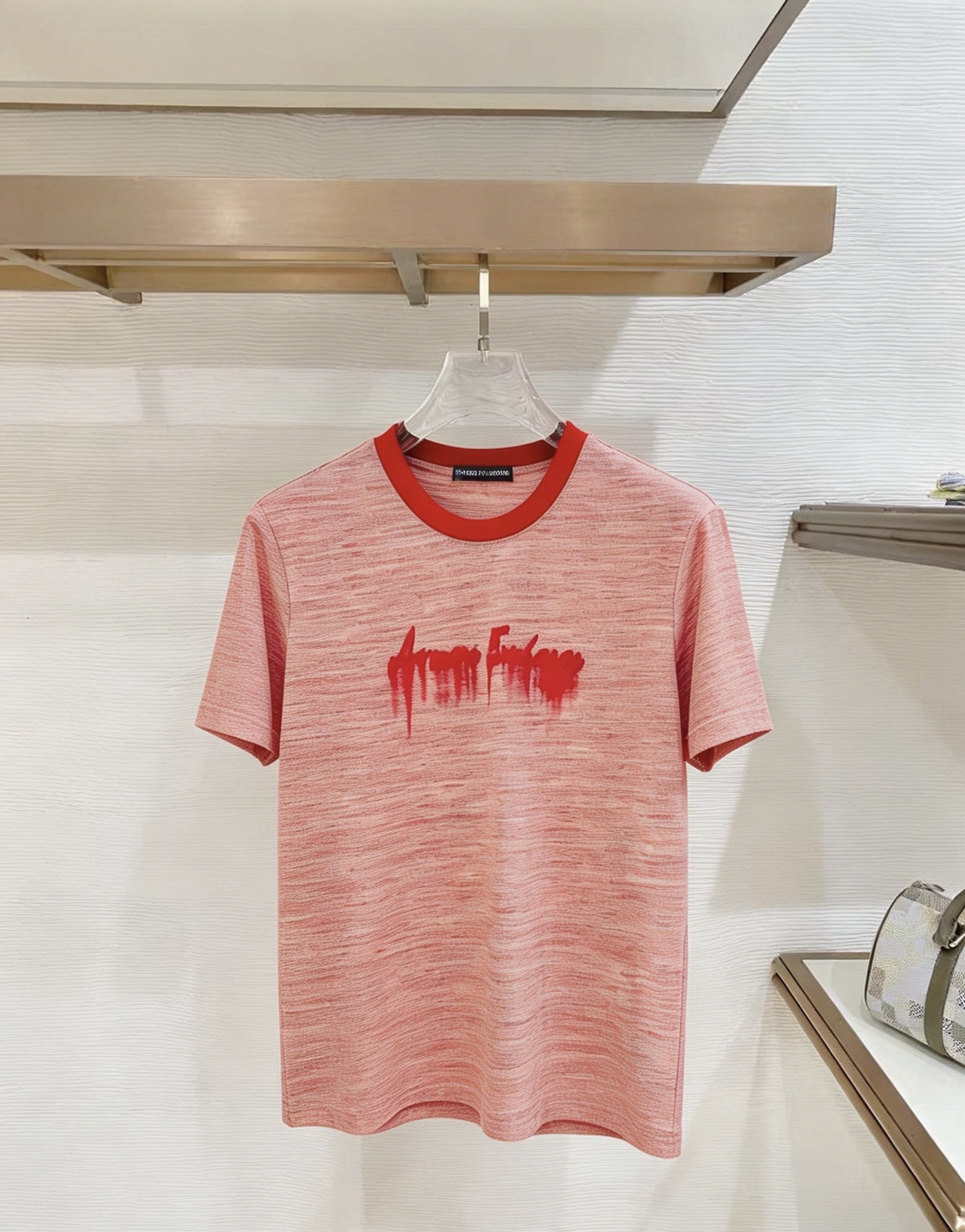 NO:937283,Armani Armani 2026 new summer short-sleeved T-shirt, the exclusive debut of the personalized art series on the entire network. The versatile details are perfectly processed and the pure cotton fabric is very exquisite. The original fabric is the same high version as the Internet celebrity star. The high-quality feel is very comfortable, fashionable and personalized. A super versatile and good-looking one. Size M-3XL,, armani, armani, T-shirt, tees, t-shirt,19860909Armani 阿玛尼 2026夏季新款短袖T恤,个性艺术系列全网独家首发 百搭款细节处理完美纯棉面料十分精致 原版面料 网红明星同款高版本 高品质手感非常舒服 时尚又个性 超级百搭好看的一款.码数M-3XL,,armani,armani,T-shirt,tees，t-shirt,,Men's clothing