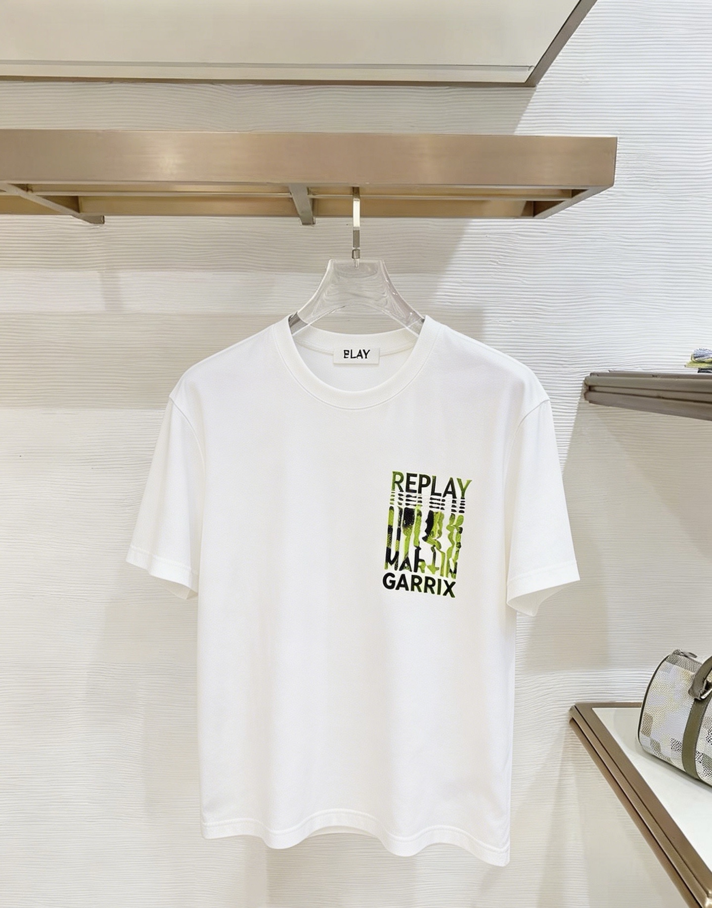NO:937286,PLAY 2026 new summer short-sleeved T-shirt, the exclusive first release of the personalized art series on the entire network. The versatile style has perfect details and the pure cotton fabric is very exquisite. The original fabric is the same high version as the Internet celebrity star. The high-quality feel is very comfortable, fashionable and personalized. A super versatile and good-looking one. Size M-3XL,, T-shirt, tees, t-shirt,19860909PLAY 2026夏季新款短袖T恤,个性艺术系列全网独家首发 百搭款细节处理完美纯棉面料十分精致 原版面料 网红明星同款高版本 高品质手感非常舒服 时尚又个性 超级百搭好看的一款.码数M-3XL,,T-shirt,tees，t-shirt,,Men's clothing