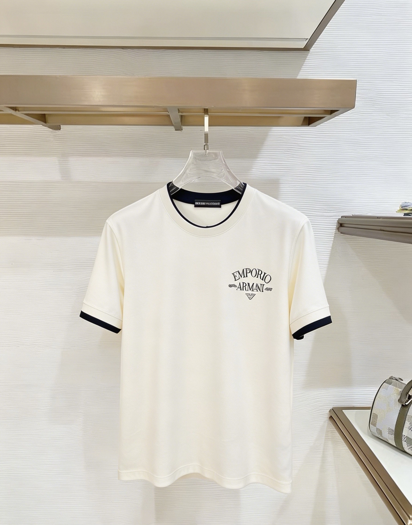 NO:937289,Armani Armani 2026 new summer short-sleeved T-shirt, the exclusive debut of the personalized art series on the entire network. The versatile details are perfectly processed and the pure cotton fabric is very exquisite. The original fabric is the same high version as the Internet celebrity star. The high-quality feel is very comfortable, fashionable and personalized. A super versatile and good-looking one. Size M-3XL,, armani, armani, T-shirt, tees, t-shirt,19860909Armani 阿玛尼 2026夏季新款短袖T恤,个性艺术系列全网独家首发 百搭款细节处理完美纯棉面料十分精致 原版面料 网红明星同款高版本 高品质手感非常舒服 时尚又个性 超级百搭好看的一款.码数M-3XL,,armani,armani,T-shirt,tees，t-shirt,,Men's clothing