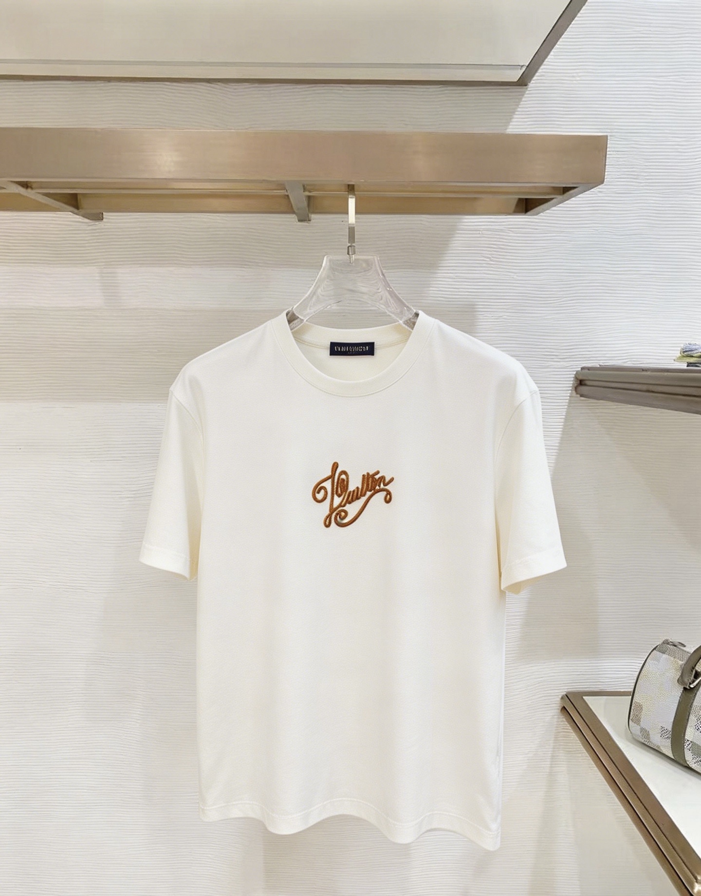 NO:907814,LV 2026 new summer short-sleeved T-shirt, the exclusive debut of the personalized art series on the entire network. The versatile style has perfect details. The pure cotton fabric is very exquisite. The original fabric is the same high version as the Internet celebrity star. The high quality feels very comfortable, fashionable and personalized. It is a super versatile and good-looking one. Size M-3XL, Louis Vuitton, T-shirt, tees, t-shirt,19860909LV 2026夏季新款短袖T恤,个性艺术系列全网独家首发 百搭款细节处理完美纯棉面料十分精致 原版面料 网红明星同款高版本 高品质手感非常舒服 时尚又个性 超级百搭好看的一款.码数M-3XL,,louis vuitton,T-shirt,tees，t-shirt,,Men's clothing