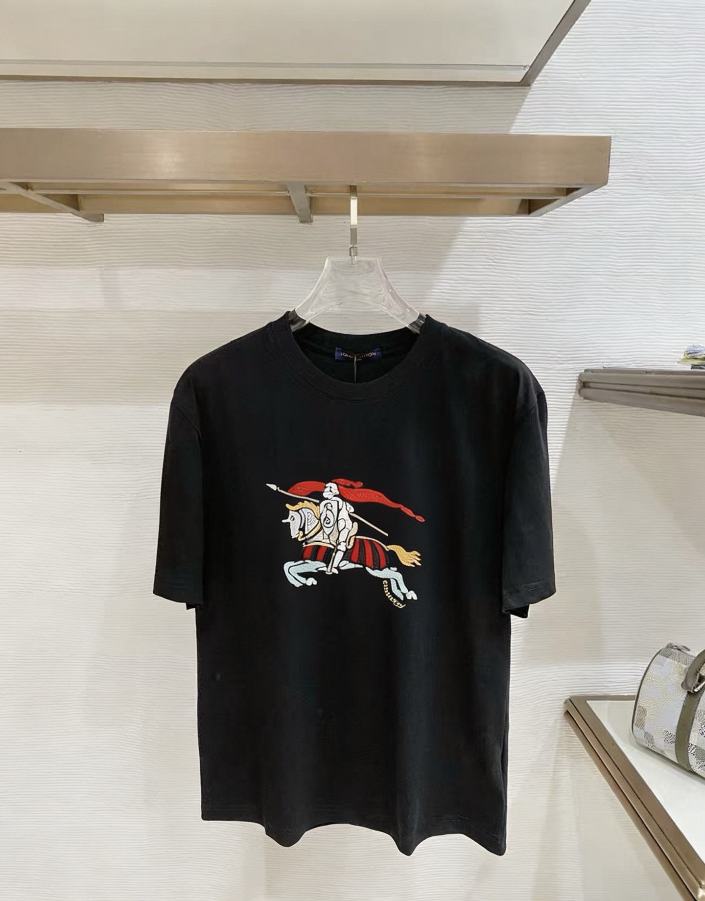 NO:907819,FENDI 2026 new summer short-sleeved T-shirt, the exclusive debut of the personalized art series on the entire network. The versatile details are perfectly processed and the pure cotton fabric is very exquisite. The original fabric is the same high version of the Internet celebrity star. The high-quality feel is very comfortable, fashionable and personalized. A super versatile and good-looking one. Size M-3XL,,fendi,T-shirt,tees,t-shirt,19860909FENDI 2026夏季新款短袖T恤,个性艺术系列全网独家首发 百搭款细节处理完美纯棉面料十分精致 原版面料 网红明星同款高版本 高品质手感非常舒服 时尚又个性 超级百搭好看的一款.码数M-3XL,,fendi,T-shirt,tees，t-shirt,,Men's clothing
