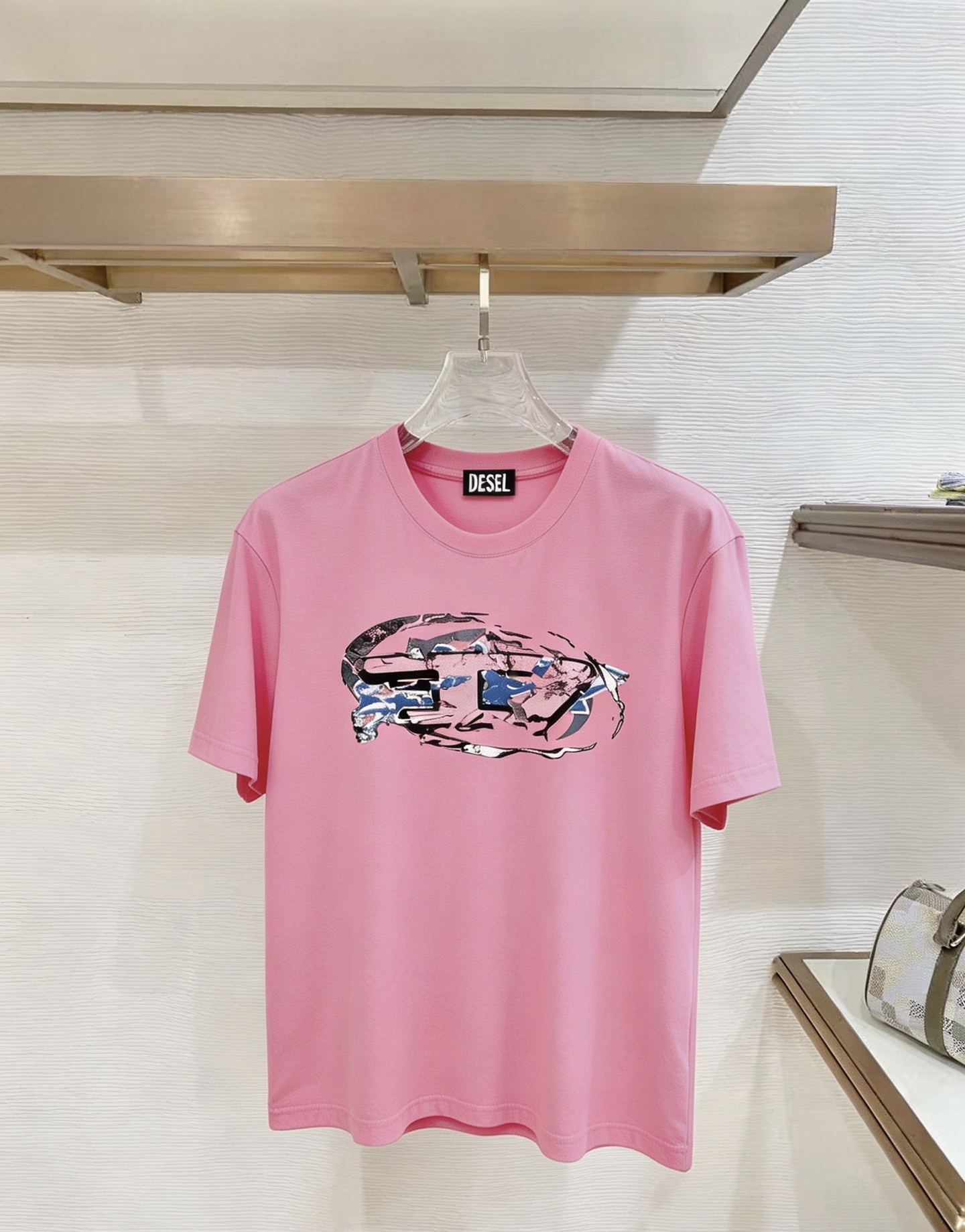 NO:937292,Diesel's 2026 new summer short-sleeved T-shirt, the exclusive first release of the personalized art series on the entire network. The versatile style has perfectly processed details. The pure cotton fabric is very exquisite. The original fabric is the same high version as the Internet celebrity star. The high quality feels very comfortable, fashionable and personalized. A super versatile and good-looking one. Size M-3XL,, T-shirt, tees, t-shirt,19860909迪赛 2026夏季新款短袖T恤,个性艺术系列全网独家首发 百搭款细节处理完美纯棉面料十分精致 原版面料 网红明星同款高版本 高品质手感非常舒服 时尚又个性 超级百搭好看的一款.码数M-3XL,,T-shirt,tees，t-shirt,,Men's clothing