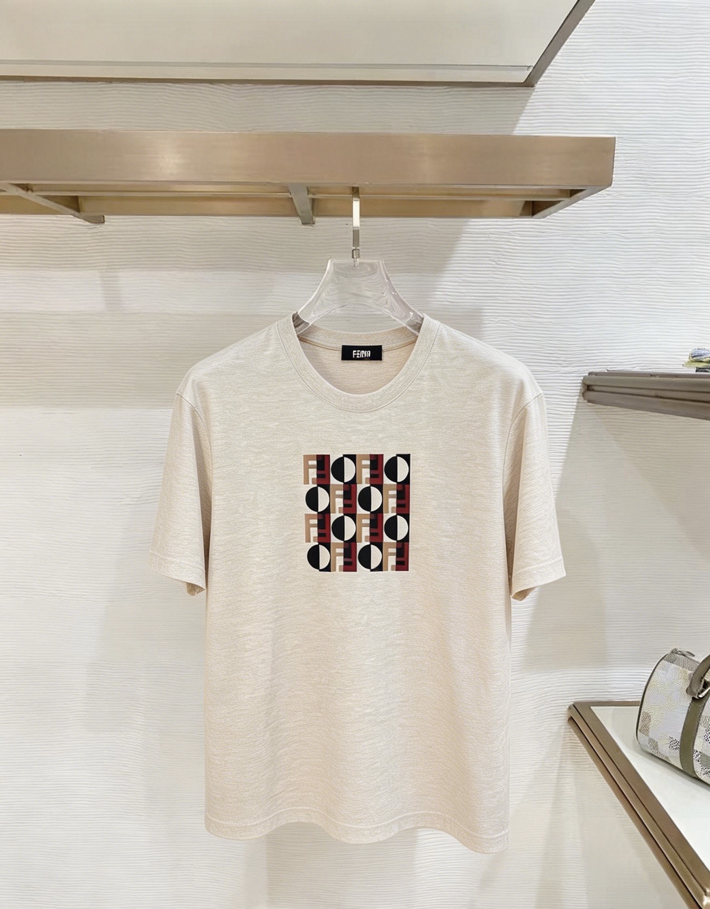 NO:937295,FENDI Fendi 2026 new summer short-sleeved T-shirt, the exclusive debut of the personalized art series on the entire network. The versatile details are perfectly processed and the pure cotton fabric is very exquisite. The original fabric is the same high version of the Internet celebrity star. The high-quality feel is very comfortable, fashionable and personalized. A super versatile and good-looking one. Size M-3XL,,fendi,fendi,T-shirt,tees,t-shirt,19860909FENDI 芬迪 2026夏季新款短袖T恤,个性艺术系列全网独家首发 百搭款细节处理完美纯棉面料十分精致 原版面料 网红明星同款高版本 高品质手感非常舒服 时尚又个性 超级百搭好看的一款.码数M-3XL,,fendi,fendi,T-shirt,tees，t-shirt,,Men's clothing