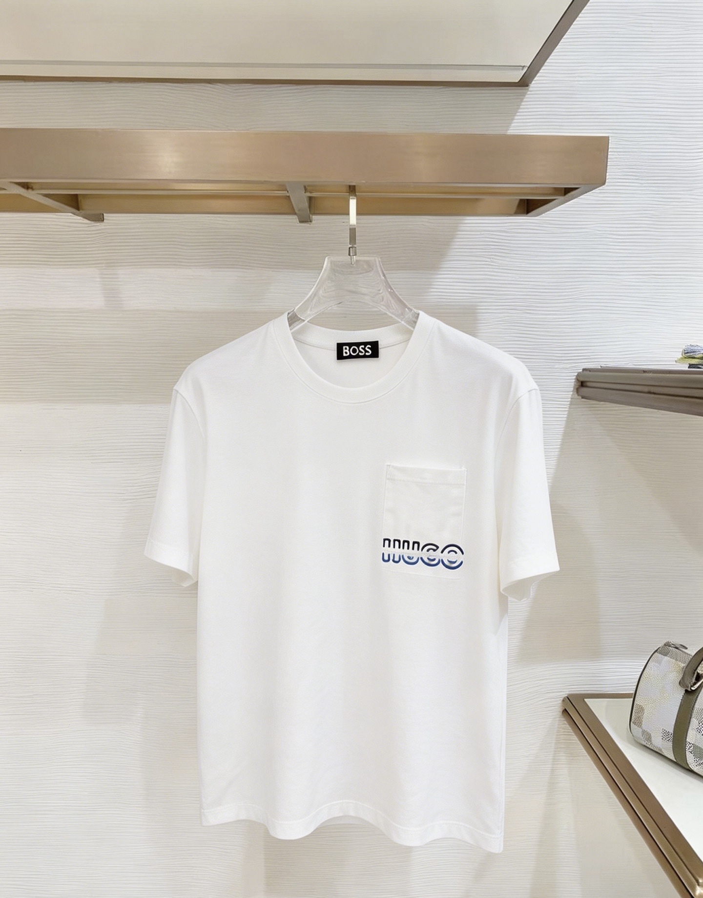 NO:937301,BOSS 2026 new summer short-sleeved T-shirt, the exclusive debut of the personalized art series on the entire network. The versatile style has perfect details and the pure cotton fabric is very exquisite. The original fabric is the same high version as the Internet celebrity star. The high-quality feel is very comfortable, fashionable and personalized. A super versatile and good-looking one. Size M-3XL,, T-shirt, tees, t-shirt,19860909BOSS 2026夏季新款短袖T恤,个性艺术系列全网独家首发 百搭款细节处理完美纯棉面料十分精致 原版面料 网红明星同款高版本 高品质手感非常舒服 时尚又个性 超级百搭好看的一款.码数M-3XL,,T-shirt,tees，t-shirt,,Men's clothing