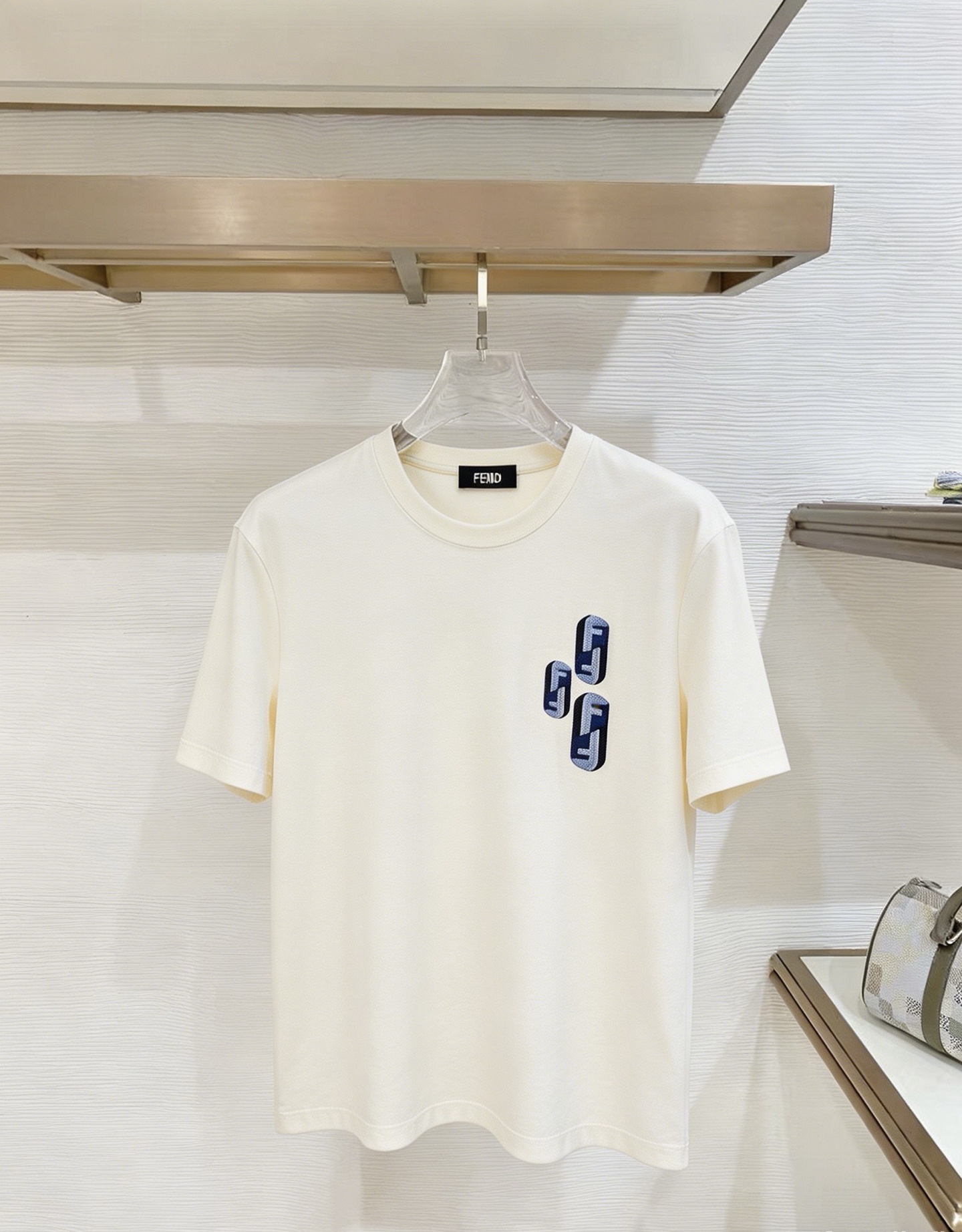 NO:907824,FENDI Fendi 2026 new summer short-sleeved T-shirt, the exclusive debut of the personalized art series on the entire network. The versatile details are perfectly processed and the pure cotton fabric is very exquisite. The original fabric is the same high version of the Internet celebrity star. The high-quality feel is very comfortable, fashionable and personalized. A super versatile and good-looking one. Size M-3XL,,fendi,fendi,T-shirt,tees,t-shirt,19860909FENDI 芬迪 2026夏季新款短袖T恤,个性艺术系列全网独家首发 百搭款细节处理完美纯棉面料十分精致 原版面料 网红明星同款高版本 高品质手感非常舒服 时尚又个性 超级百搭好看的一款.码数M-3XL,,fendi,fendi,T-shirt,tees，t-shirt,,Men's clothing