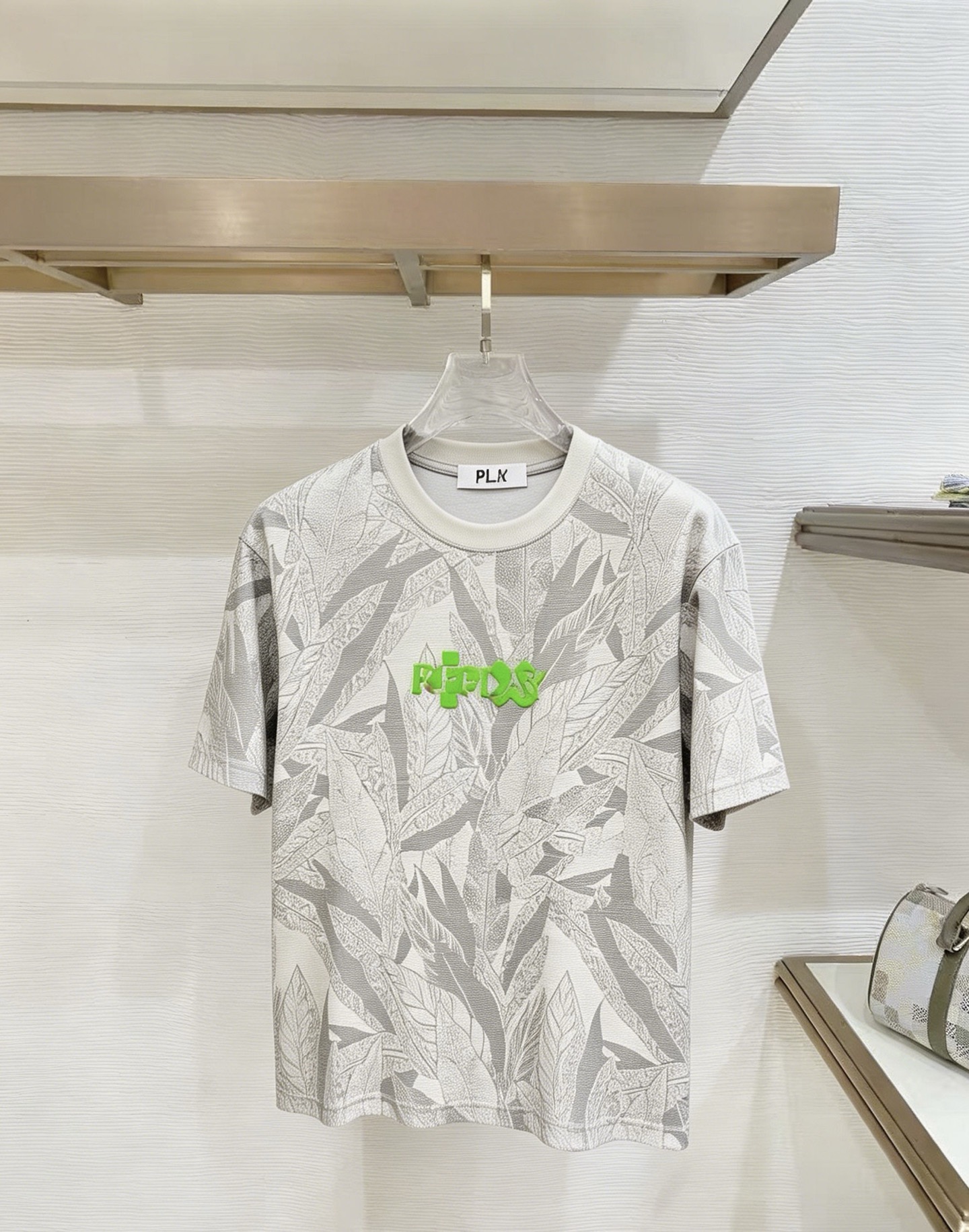 NO:907828,PLAY 2026 new summer short-sleeved T-shirt, the exclusive first release of the personalized art series on the entire network. The versatile style has perfect details and the pure cotton fabric is very exquisite. The original fabric is the same high version as the Internet celebrity star. The high-quality feel is very comfortable, fashionable and personalized. A super versatile and good-looking one. Size M-3XL,, T-shirt, tees, t-shirt,19860909PLAY 2026夏季新款短袖T恤,个性艺术系列全网独家首发 百搭款细节处理完美纯棉面料十分精致 原版面料 网红明星同款高版本 高品质手感非常舒服 时尚又个性 超级百搭好看的一款.码数M-3XL,,T-shirt,tees，t-shirt,,Men's clothing
