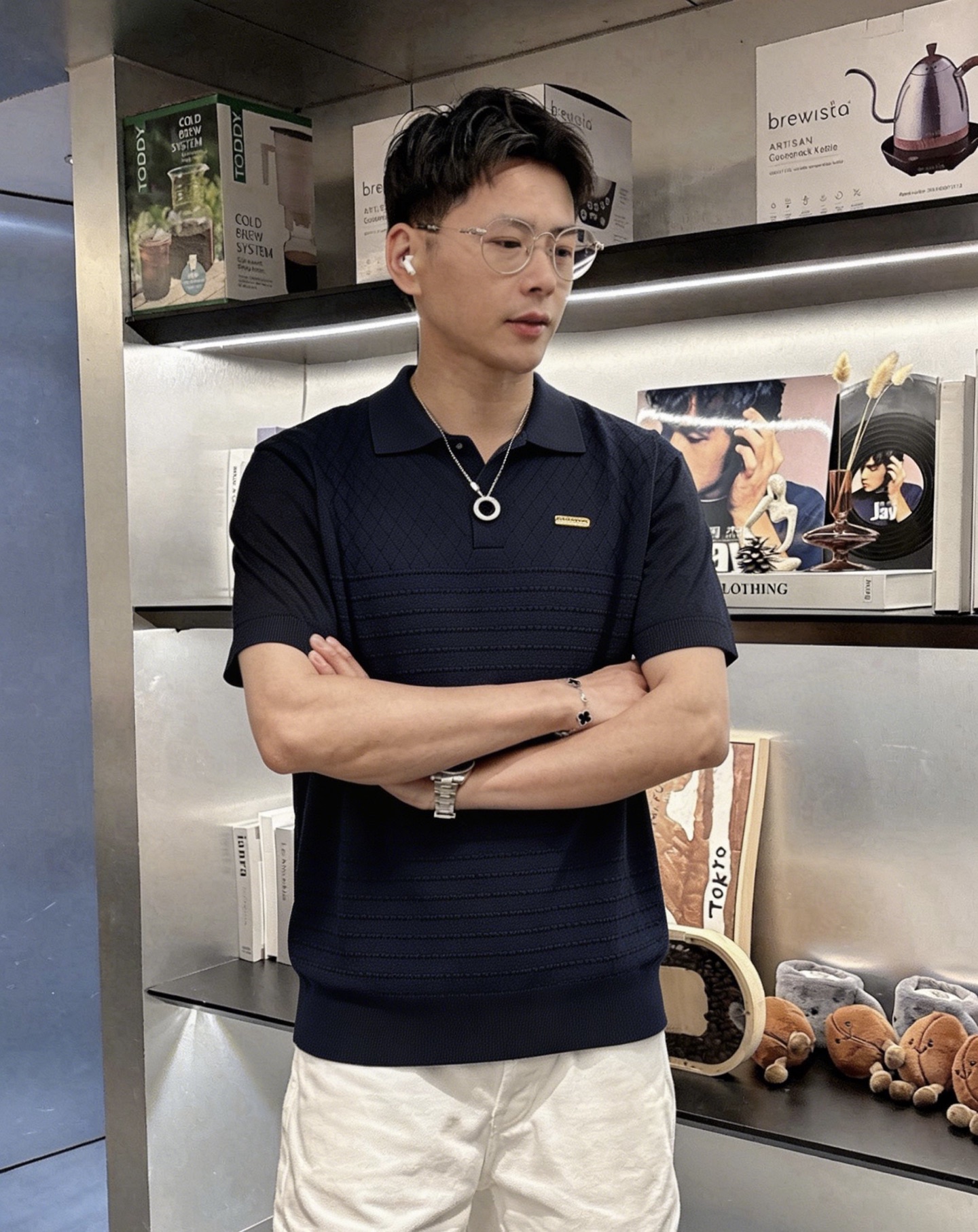 NO:913592,LP- 26ss new knitted short sleeves, the brand’s latest design elements!  It’s neither monotonous nor complicated, just the right amount to show off your taste!  Breathability, comfort and breathability are not a problem at all, and the unique luxury feel of the fabric presents a simple and elegant temperament!  The matching design has the brand’s unique style charm!  Standard cut design!  Every detail is in sync with high-end fashion. Size: M-3XL, loro piana, T-shirt,19860909LP- 26ss新款针织短袖,品牌最新设计元素！既不单调也不复杂,恰到好处的展现品味！透气舒适透气根本不在话下,面料独具的高奢感呈现简约优雅气质！搭配设计极具品牌独特风格魅力！标准裁剪设计！每一处细节都是与高端时尚同步的体现 尺码:M-3XL,,loro piana,T-shirt,,Men's clothing