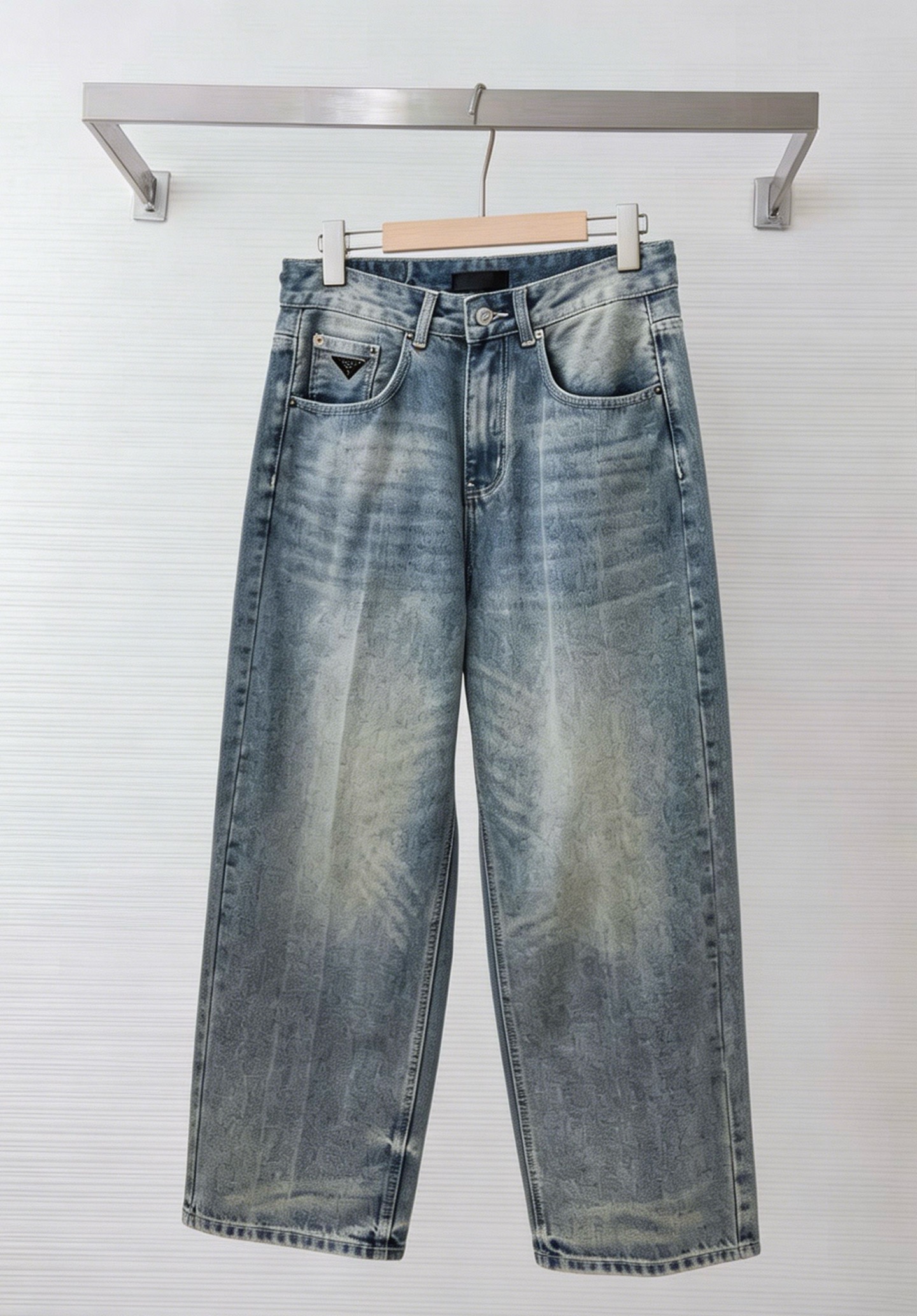 NO:938140,PRADA 2026 new casual jeans, available simultaneously on the official website, trousers body craftsmanship design, imported customer-supplied accessories, fabric customization, OEM products are exempted from inspection!  Every detail is done to the extreme, original hardware accessories, full of fashion, stylish and handsome upper body, a must-have item for fashionistas!  Original product from AX!  Code number 29-36,,prada,prada,jeans,19860909PRADA 普拉达 2026新品休闲牛仔裤,官网同步发售,裤身工艺设计,进口客供辅料、面料定制,代工厂出品免检！每个细节做到极致,原版五金配件,潮范十足、上身有型帅气,潮人必备单品！ AX原单出品！ 码数29—36,,prada,prada,jeans,,Men's clothing