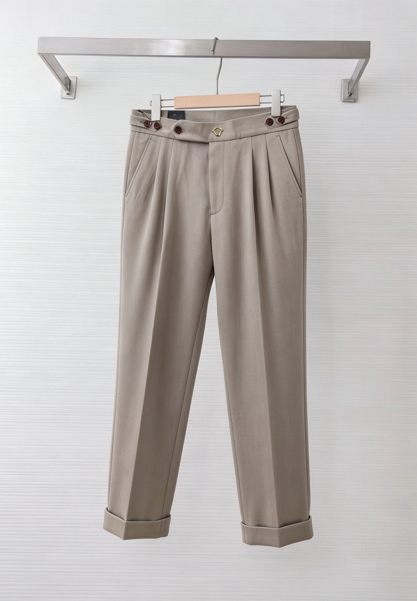 NO:914228,Versace's 2026 new casual trousers and trousers are on sale simultaneously on the official website. The trousers are designed with body craftsmanship, imported customer-supplied accessories and fabrics are customized, and factory products are exempted from inspection!  Every detail is done to the extreme, original hardware accessories, full of fashion, stylish and handsome upper body, a must-have item for fashionistas!  Original product from AX!  Code number 29-36,,versace,19860909范思哲 2026新品休闲裤西裤,官网同步发售,裤身工艺设计,进口客供辅料、面料定制,代工厂出品免检！每个细节做到极致,原版五金配件,潮范十足、上身有型帅气,潮人必备单品！ AX原单出品！ 码数29—36,,versace,,Men's clothing