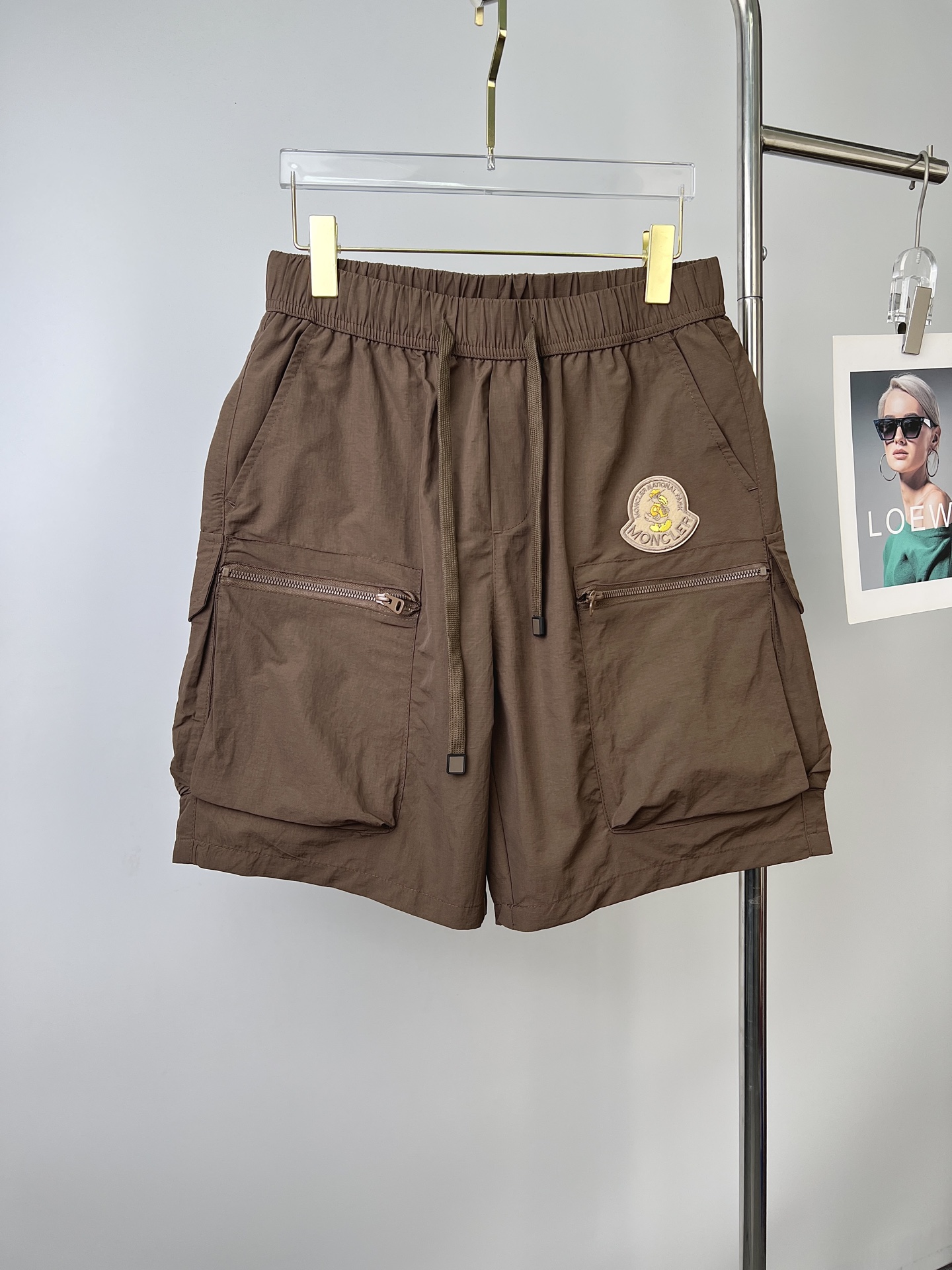 NO:925540,Mengkou 26ss new summer men's casual work shorts, advanced custom-made summer special technical quick-drying breathable fabric, high breathability and comfort, impeccable details, customized development of accessories, what you see is what you get, reflecting high quality. It feels delicate and soft!  Three-dimensional cutting, simple and fashionable, and the upper body shape is awesome!  Size 29–38,,Moncler,shorts,19860909蒙口 26ss夏季新款男士休闲工装短裤 高级定制夏季专用科技速干透气面料 透气舒适度高,细节无可挑剔,辅料定制开发,所见即所得,体现高品质.手感细腻柔软！立体裁剪,简单时尚,上身版型超赞！码数29–38,,Moncler,shorts,,Men's clothing