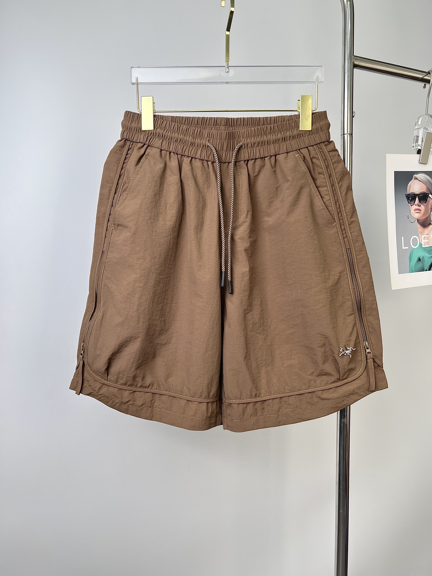 NO:925561,Arc'teryx 26ss new summer men's casual work shorts, advanced custom-made summer-specific technical quick-drying breathable fabric, with high breathability and comfort, impeccable details, customized development of accessories, what you see is what you get, reflecting high quality. It feels delicate and soft!  Three-dimensional cutting, simple and fashionable, and the upper body shape is awesome!  Code number 29–38,arc'teryx,shorts,19860909始祖鸟 26ss夏季新款男士休闲工装短裤 高级定制夏季专用科技速干透气面料 透气舒适度高,细节无可挑剔,辅料定制开发,所见即所得,体现高品质.手感细腻柔软！立体裁剪,简单时尚,上身版型超赞！码数29–38,arc'teryx,shorts,,Men's clothing