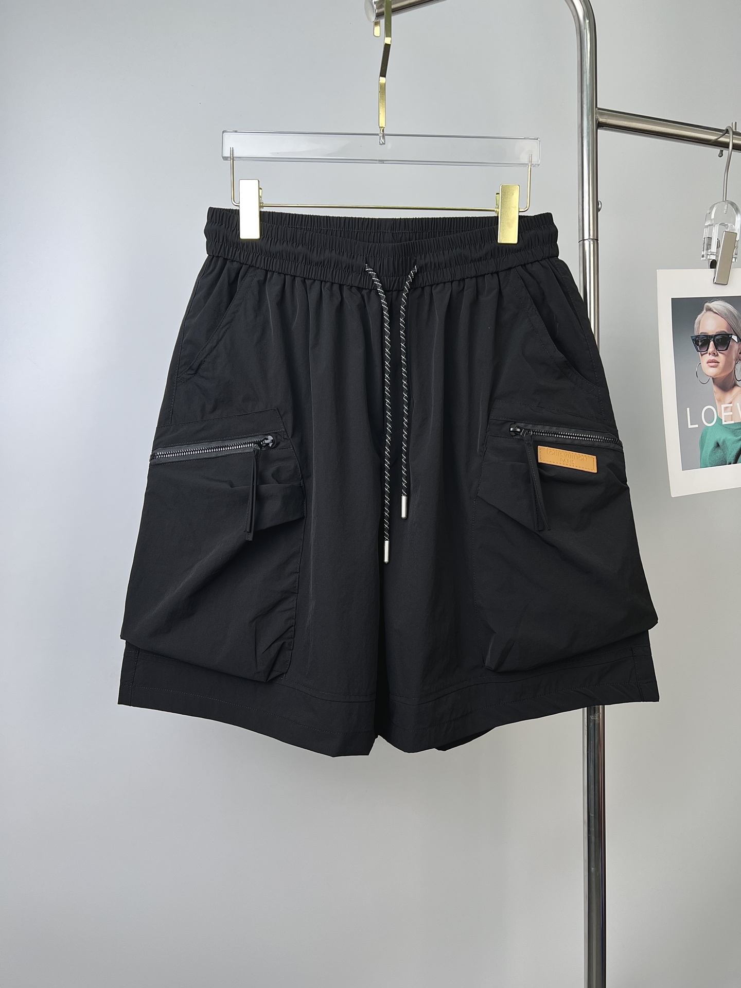 NO:925580,LV 26ss new summer men's casual work shorts, advanced custom-made summer special technical quick-drying breathable fabric, high breathability and comfort, impeccable details, customized development of accessories, what you see is what you get, reflecting high quality. It feels delicate and soft!  Three-dimensional cutting, simple and fashionable, and the upper body shape is awesome!  Code number 29–38,,louis vuitton,shorts,19860909LV 26ss夏季新款男士休闲工装短裤 高级定制夏季专用科技速干透气面料 透气舒适度高,细节无可挑剔,辅料定制开发,所见即所得,体现高品质.手感细腻柔软！立体裁剪,简单时尚,上身版型超赞！码数29–38,,louis vuitton,shorts,,Men's clothing