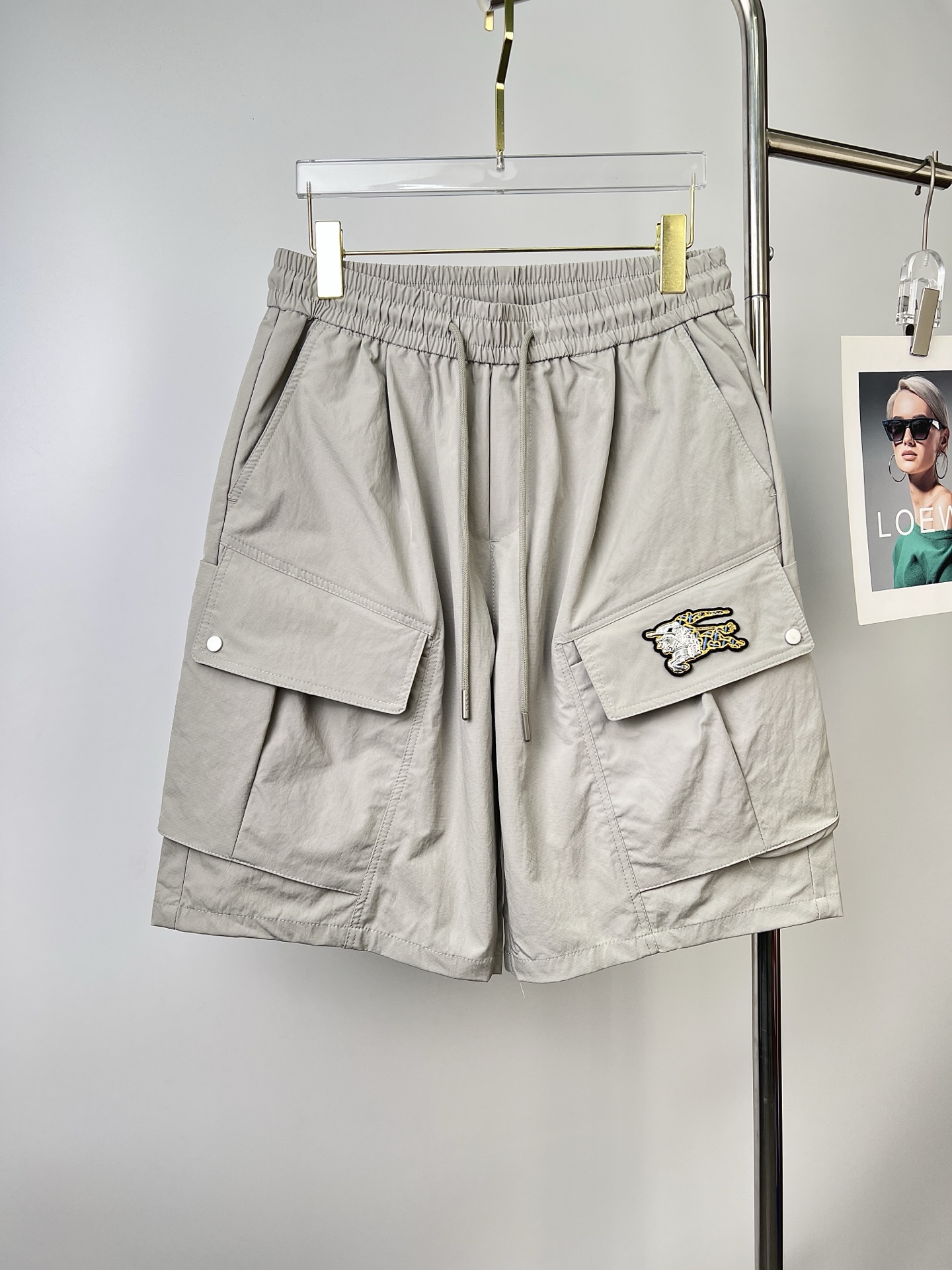 NO:925590,Burberry 26ss summer new men's casual work shorts, advanced custom-made summer-specific technical quick-drying breathable fabric, high breathability and comfort, impeccable details, customized development of accessories, what you see is what you get, reflecting high quality. It feels delicate and soft!  Three-dimensional cutting, simple and fashionable, and the upper body shape is awesome!  Code number 29–38,,burberry,burberry,shorts,19860909Burberry 巴宝莉 26ss夏季新款男士休闲工装短裤 高级定制夏季专用科技速干透气面料 透气舒适度高,细节无可挑剔,辅料定制开发,所见即所得,体现高品质.手感细腻柔软！立体裁剪,简单时尚,上身版型超赞！码数29–38,,burberry,burberry,shorts,,Men's clothing
