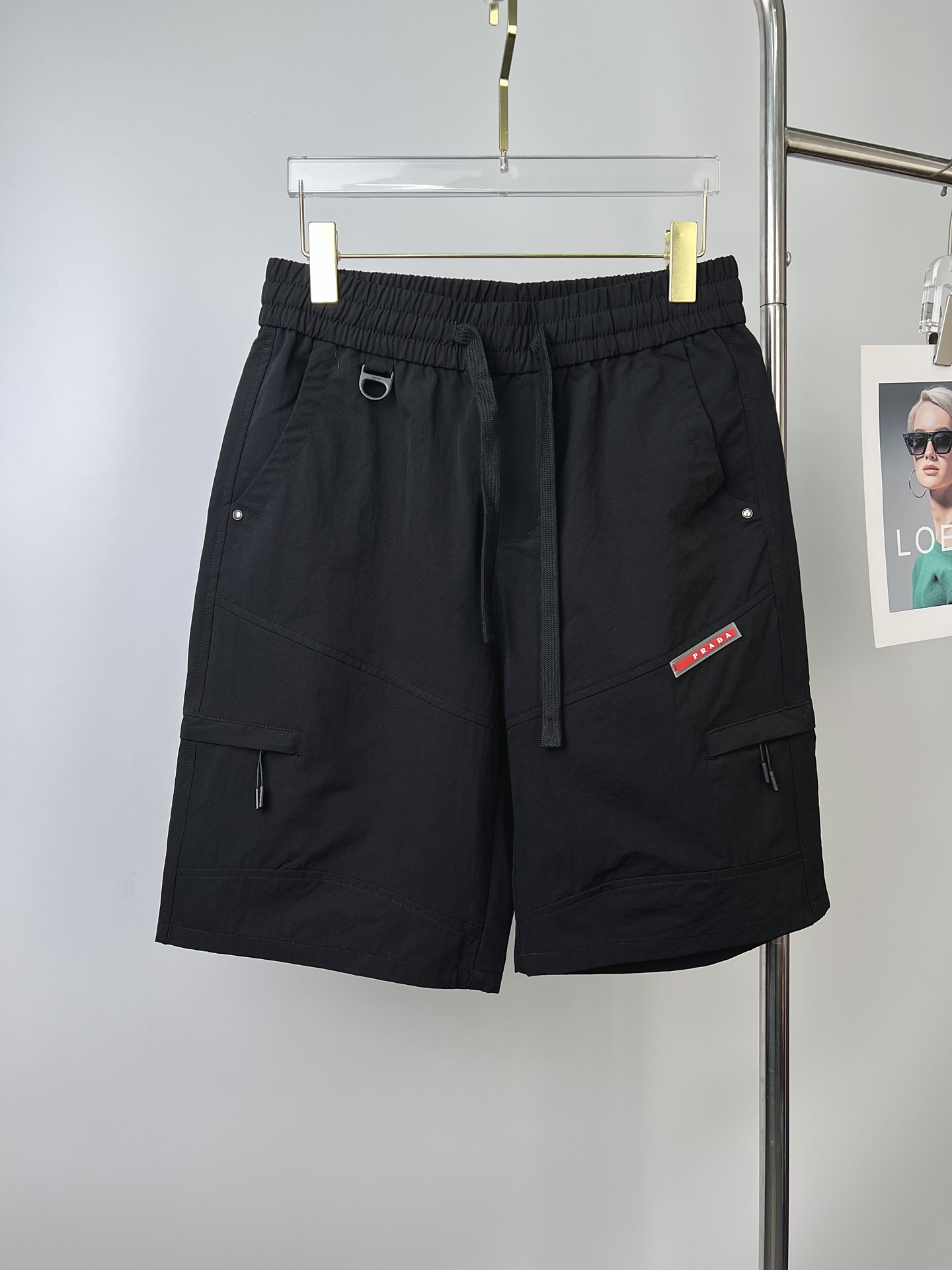 NO:925600,PRADA 26ss new summer men's casual work shorts, advanced custom-made summer special technical quick-drying breathable fabric, high breathability and comfort, impeccable details, customized development of accessories, what you see is what you get, reflecting high quality. It feels delicate and soft!  Three-dimensional cutting, simple and fashionable, and the upper body shape is awesome!  Code number 29–38,,prada,prada,shorts,19860909PRADA 普拉达 26ss夏季新款男士休闲工装短裤 高级定制夏季专用科技速干透气面料 透气舒适度高,细节无可挑剔,辅料定制开发,所见即所得,体现高品质.手感细腻柔软！立体裁剪,简单时尚,上身版型超赞！码数29–38,,prada,prada,shorts,,Men's clothing