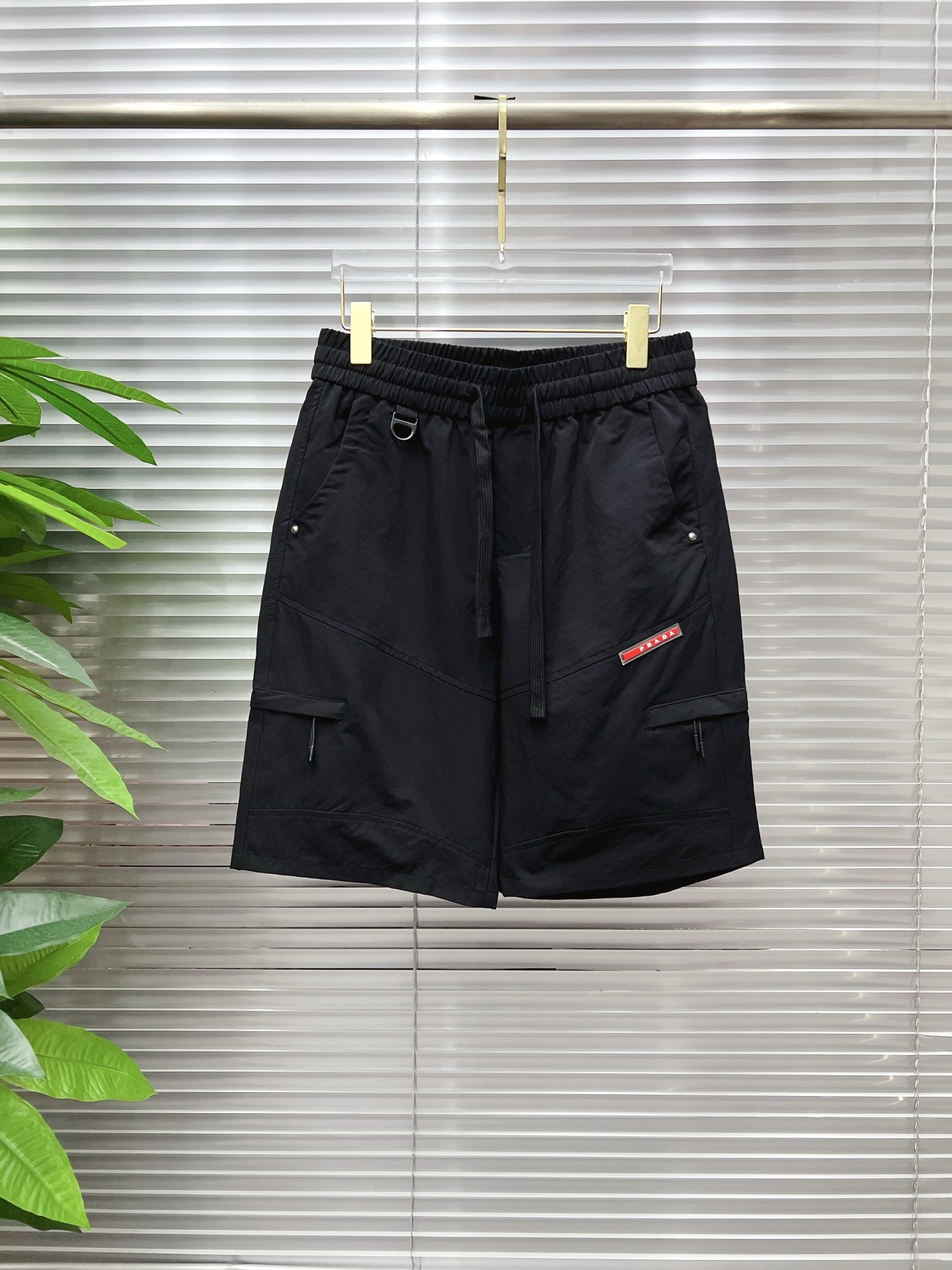 NO:930585,PRADA 26ss new summer men's casual work shorts, advanced custom-made summer special technical quick-drying breathable fabric, high breathability and comfort, impeccable details, customized development of accessories, what you see is what you get, reflecting high quality. It feels delicate and soft!  Three-dimensional cutting, simple and fashionable, and the upper body shape is awesome!  Code number 29–38,,prada,prada,shorts,19860909PRADA 普拉达 26ss夏季新款男士休闲工装短裤 高级定制夏季专用科技速干透气面料 透气舒适度高,细节无可挑剔,辅料定制开发,所见即所得,体现高品质.手感细腻柔软！立体裁剪,简单时尚,上身版型超赞！码数29–38,,prada,prada,shorts,,Men's clothing