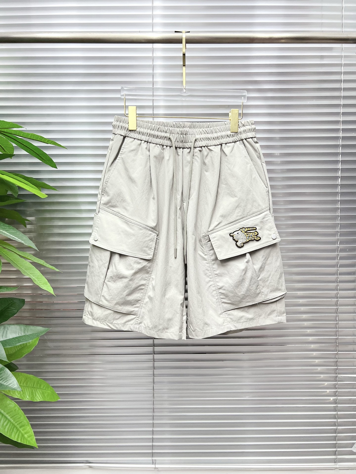 NO:930595,Burberry 26ss summer new men's casual work shorts, advanced custom-made summer-specific technical quick-drying breathable fabric, high breathability and comfort, impeccable details, customized development of accessories, what you see is what you get, reflecting high quality. It feels delicate and soft!  Three-dimensional cutting, simple and fashionable, and the upper body shape is awesome!  Code number 29–38,,burberry,burberry,shorts,19860909Burberry 巴宝莉 26ss夏季新款男士休闲工装短裤 高级定制夏季专用科技速干透气面料 透气舒适度高,细节无可挑剔,辅料定制开发,所见即所得,体现高品质.手感细腻柔软！立体裁剪,简单时尚,上身版型超赞！码数29–38,,burberry,burberry,shorts,,Men's clothing